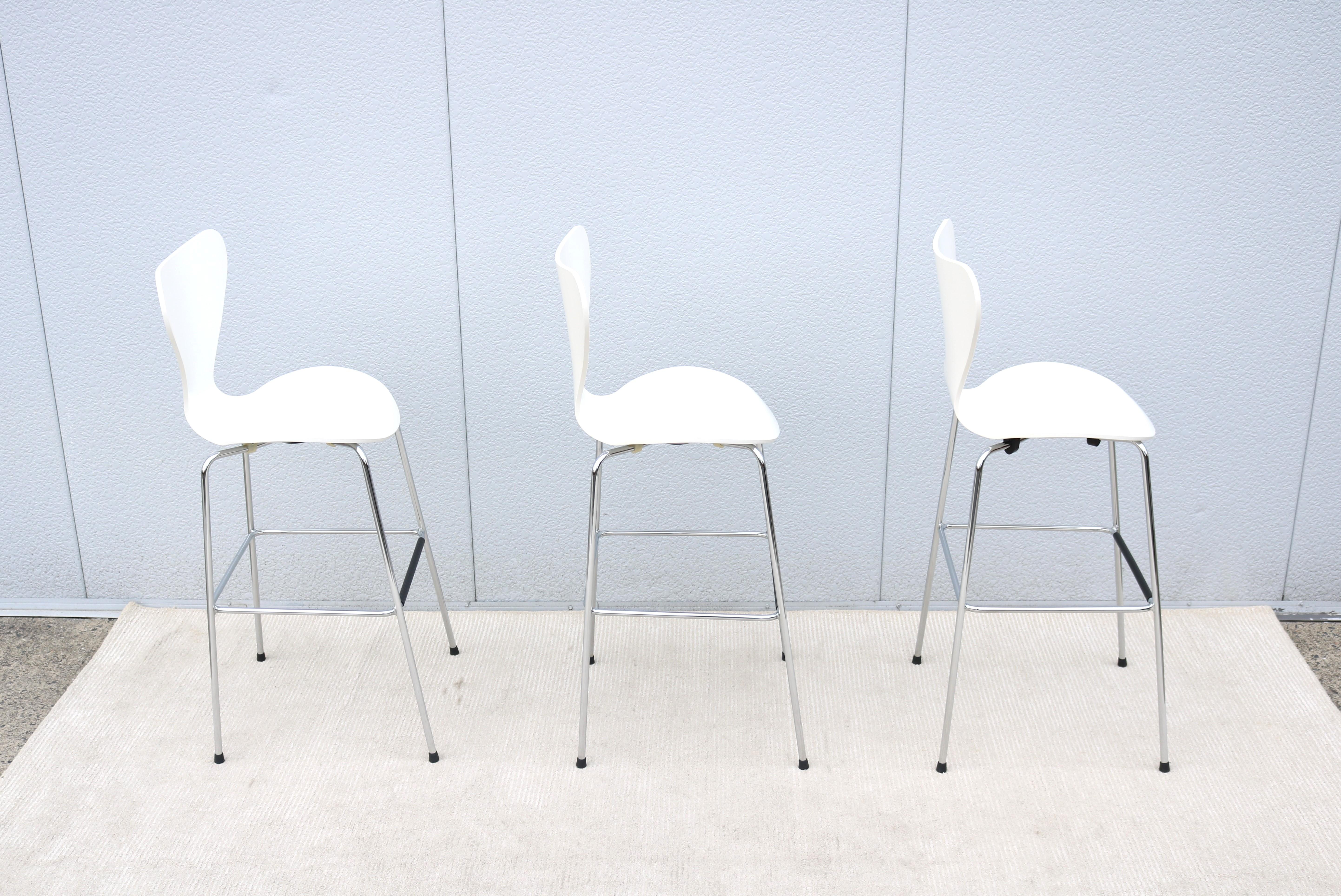 XXIe siècle et contemporain Tabourets de bar danois de style The Moderns Arne Jacobsen Série 7 Blancs Lot de 3 en vente