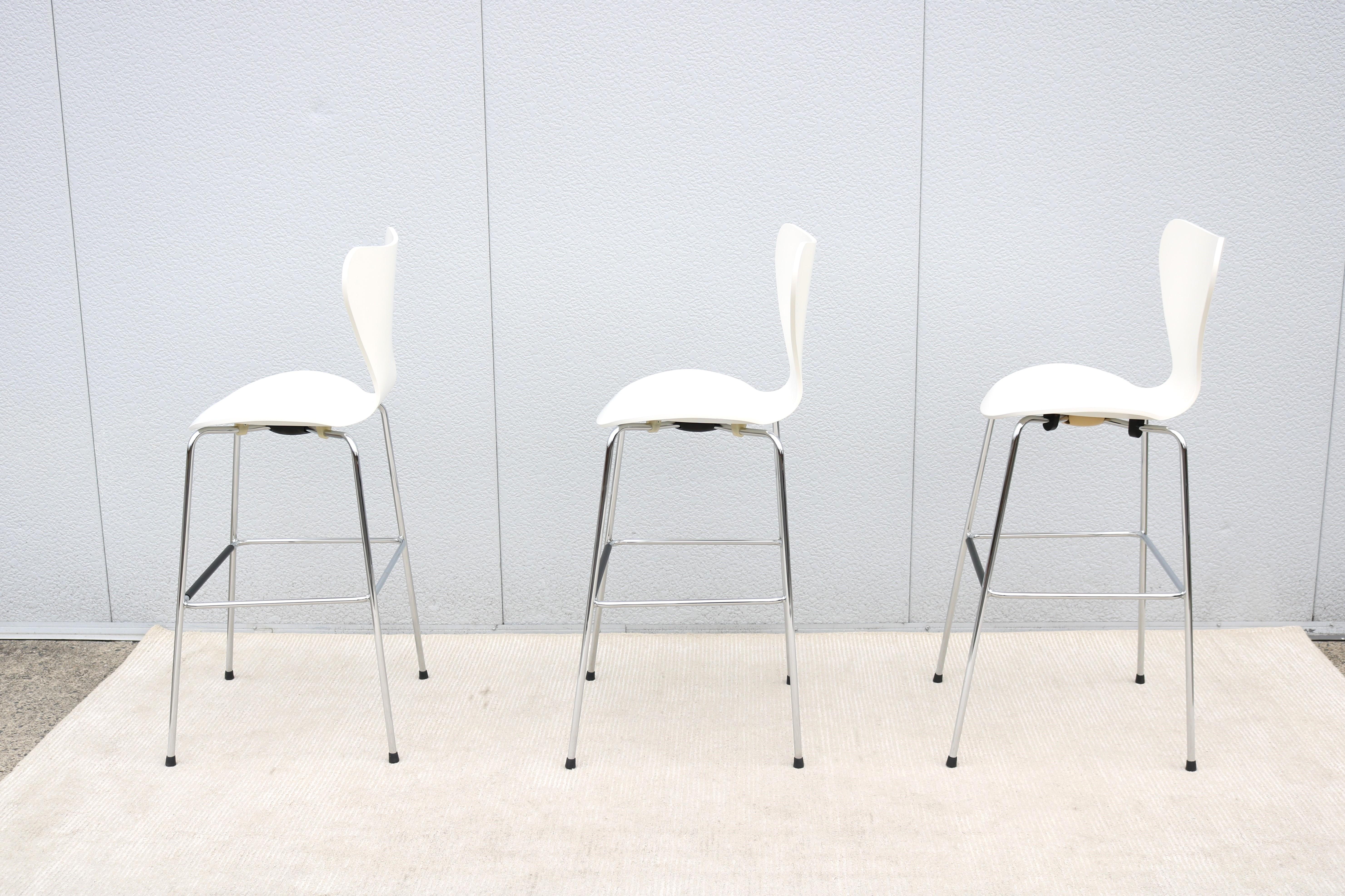 Danish Mid-Century Modern Arne Jacobsen Style Series 7 White Bar Stools Set of 3 For Sale 2