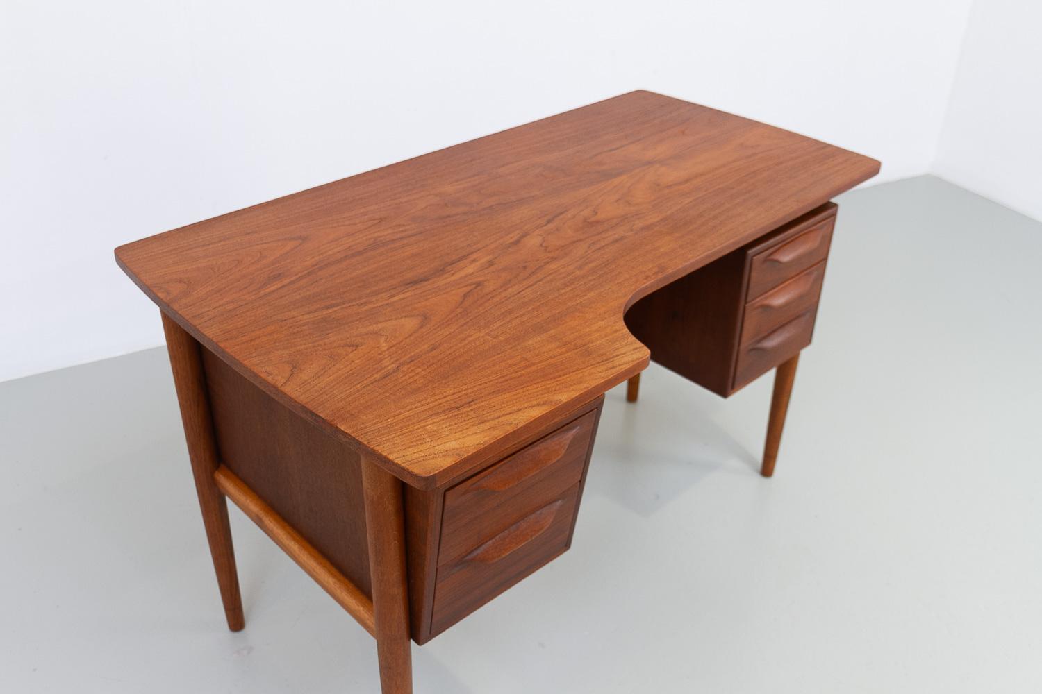 Danish Mid-Century Modern Asymmetrical Teak Desk, 1950s. In Good Condition For Sale In Asaa, DK