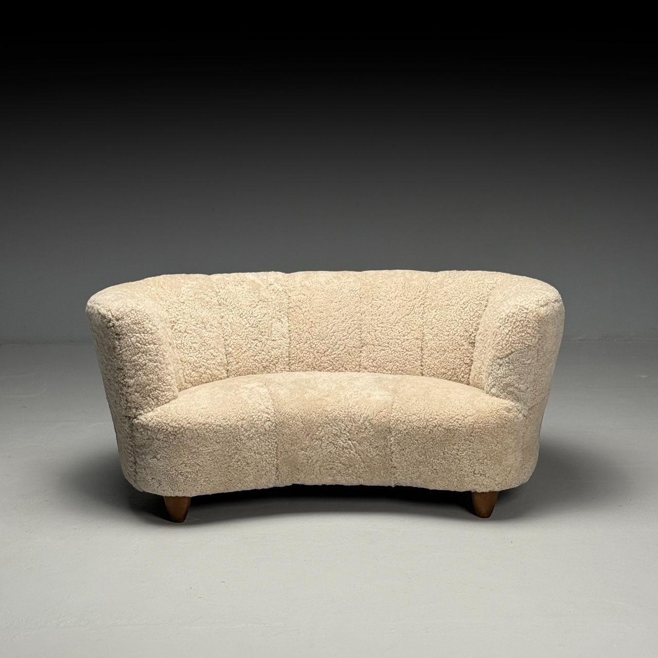 Mid-Century Modern The Moderns Modernity, Canapé Banane, Beige Shearling, Beech, Danemark, années 1950 en vente