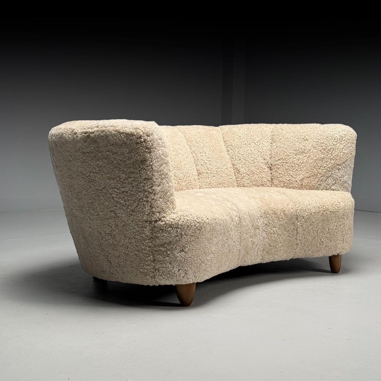 Danois The Moderns Modernity, Canapé Banane, Beige Shearling, Beech, Danemark, années 1950 en vente