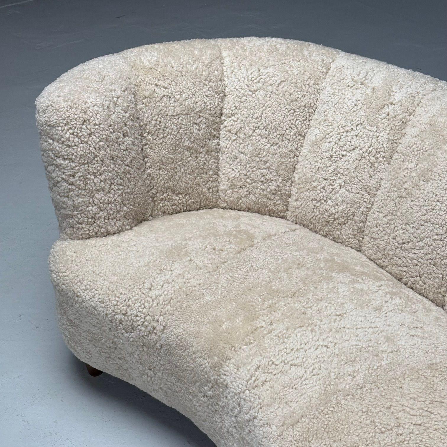 The Moderns Modernity, Canapé Banane, Beige Shearling, Beech, Danemark, années 1950 Bon état - En vente à Manhasset, NY