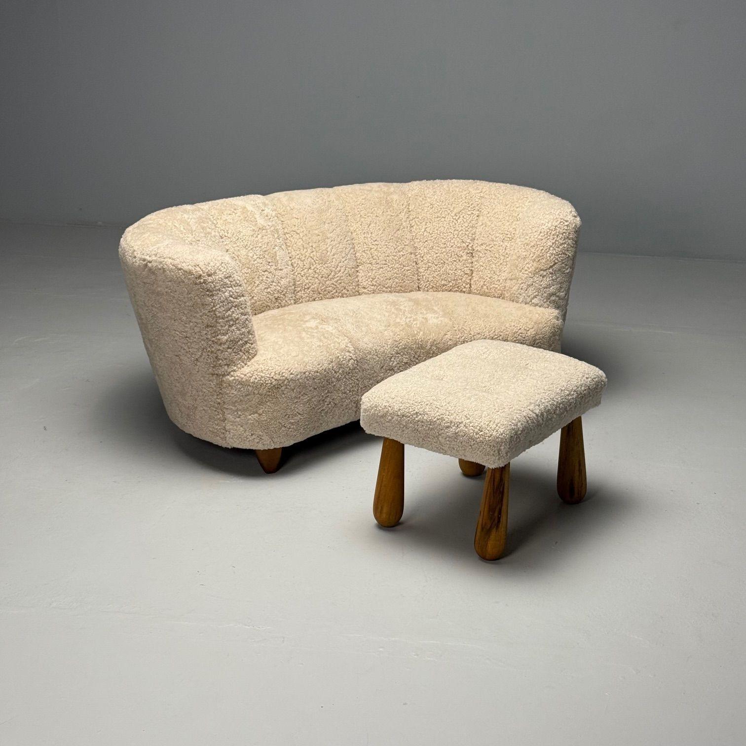 Milieu du XXe siècle The Moderns Modernity, Canapé Banane, Beige Shearling, Beech, Danemark, années 1950 en vente