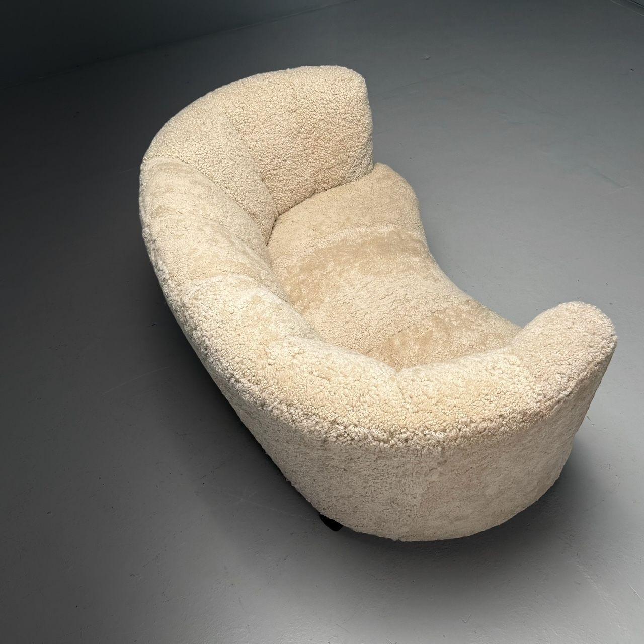 The Moderns Modernity, Canapé Banane, Beige Shearling, Beech, Danemark, années 1950 en vente 1