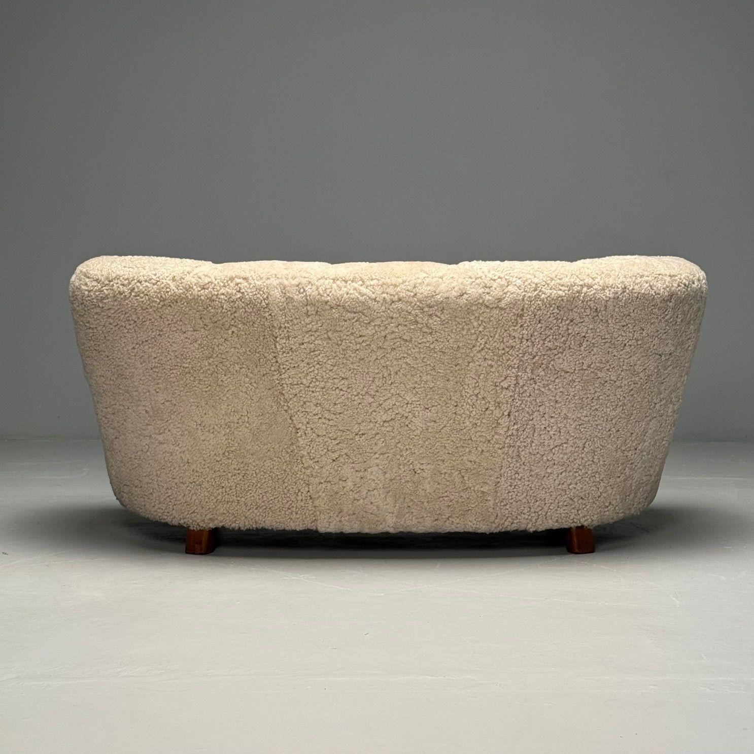 The Moderns Modernity, Canapé Banane, Beige Shearling, Beech, Danemark, années 1950 en vente 2