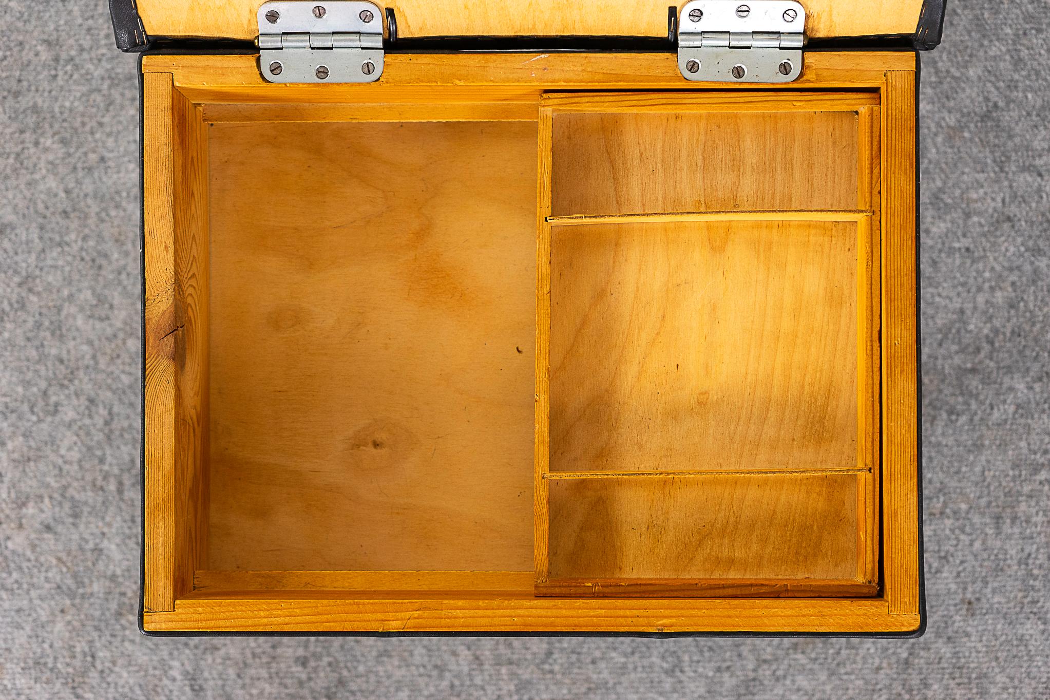 Hêtre Tabouret danois moderne du milieu du siècle dernier en hêtre et vinyle avec rangement en vente