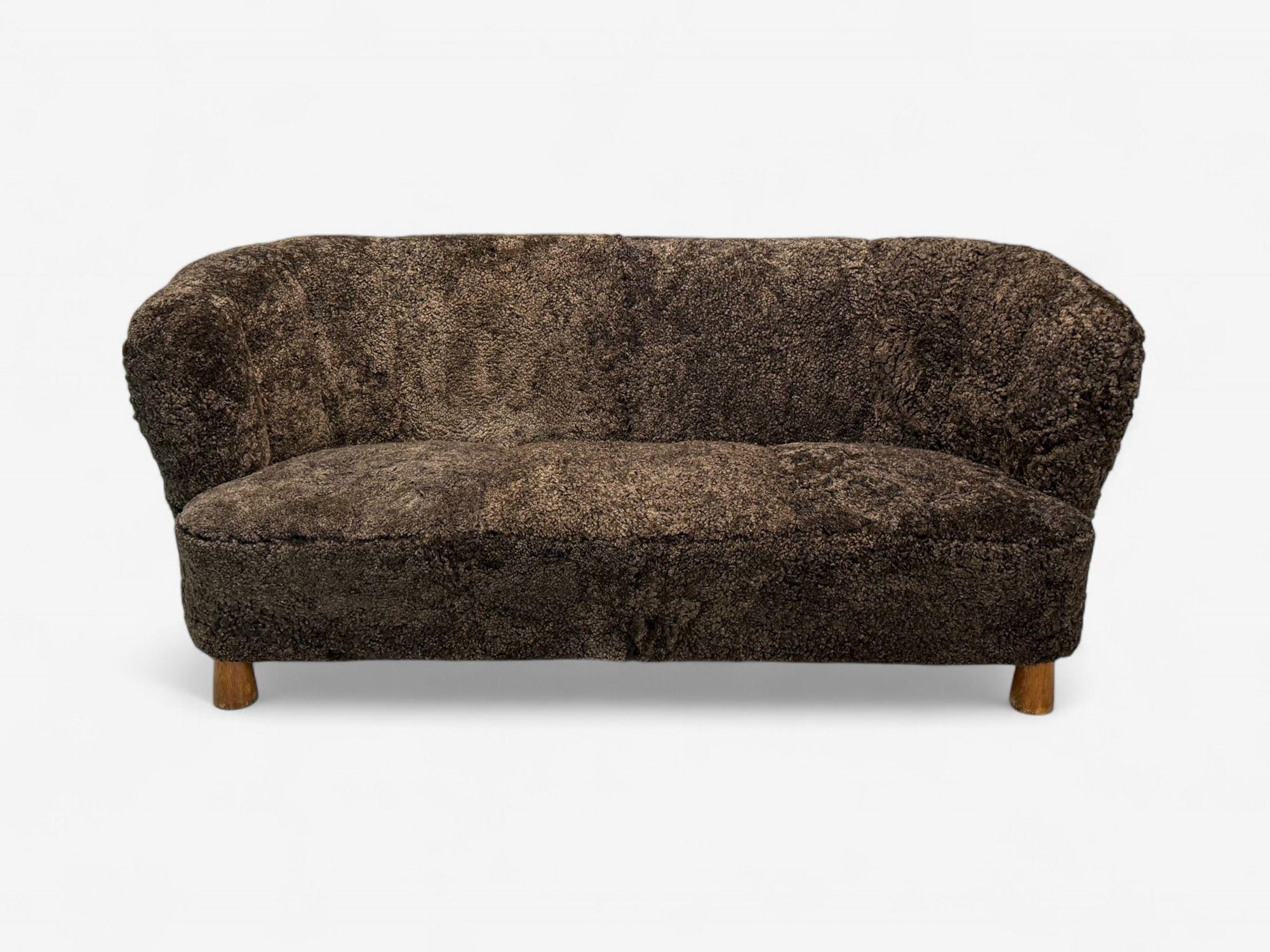 Scandinavo moderno Divano danese di metà secolo, Beeche, pelle di pecora marrone, Danimarca, anni '30 in vendita