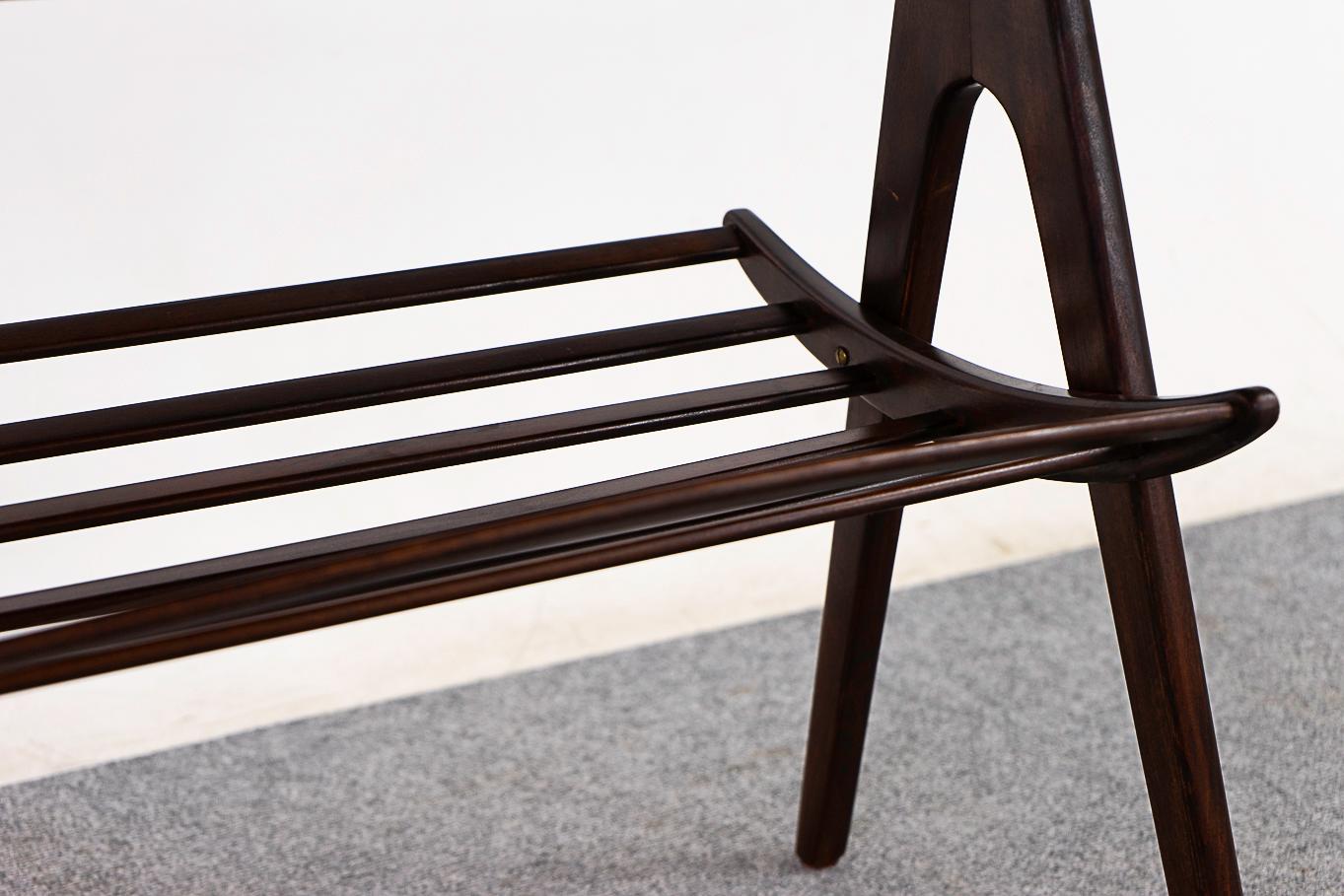 Dänischer Mid-Century Modern-Couchtisch aus Buche mit Regal (Skandinavische Moderne) im Angebot