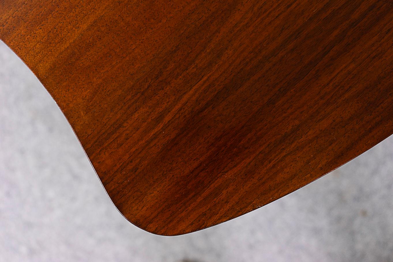 Dänischer Mid-Century Modern-Couchtisch aus Buche mit Regal (Furnier) im Angebot