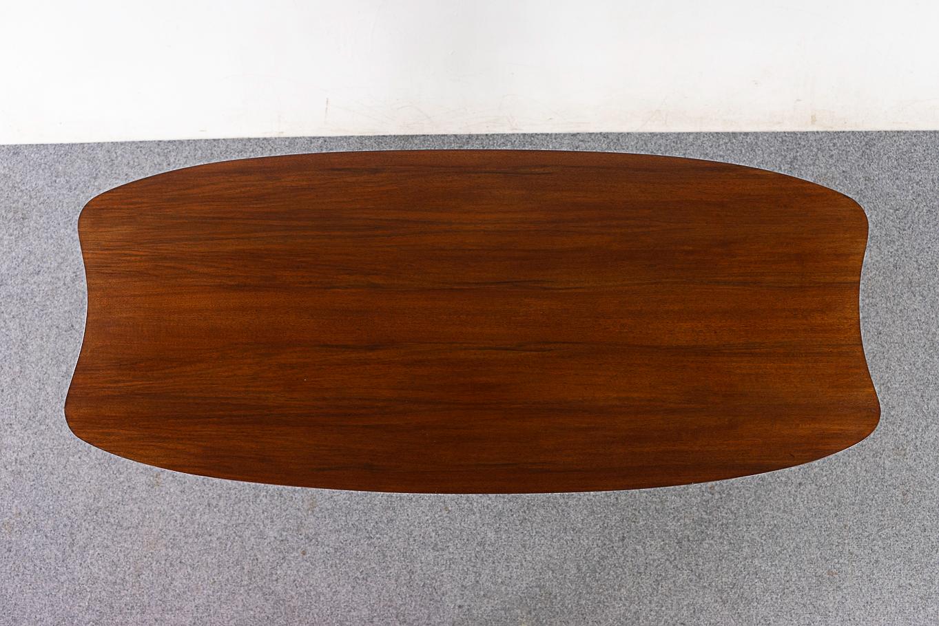Dänischer Mid-Century Modern-Couchtisch aus Buche mit Regal (Mitte des 20. Jahrhunderts) im Angebot