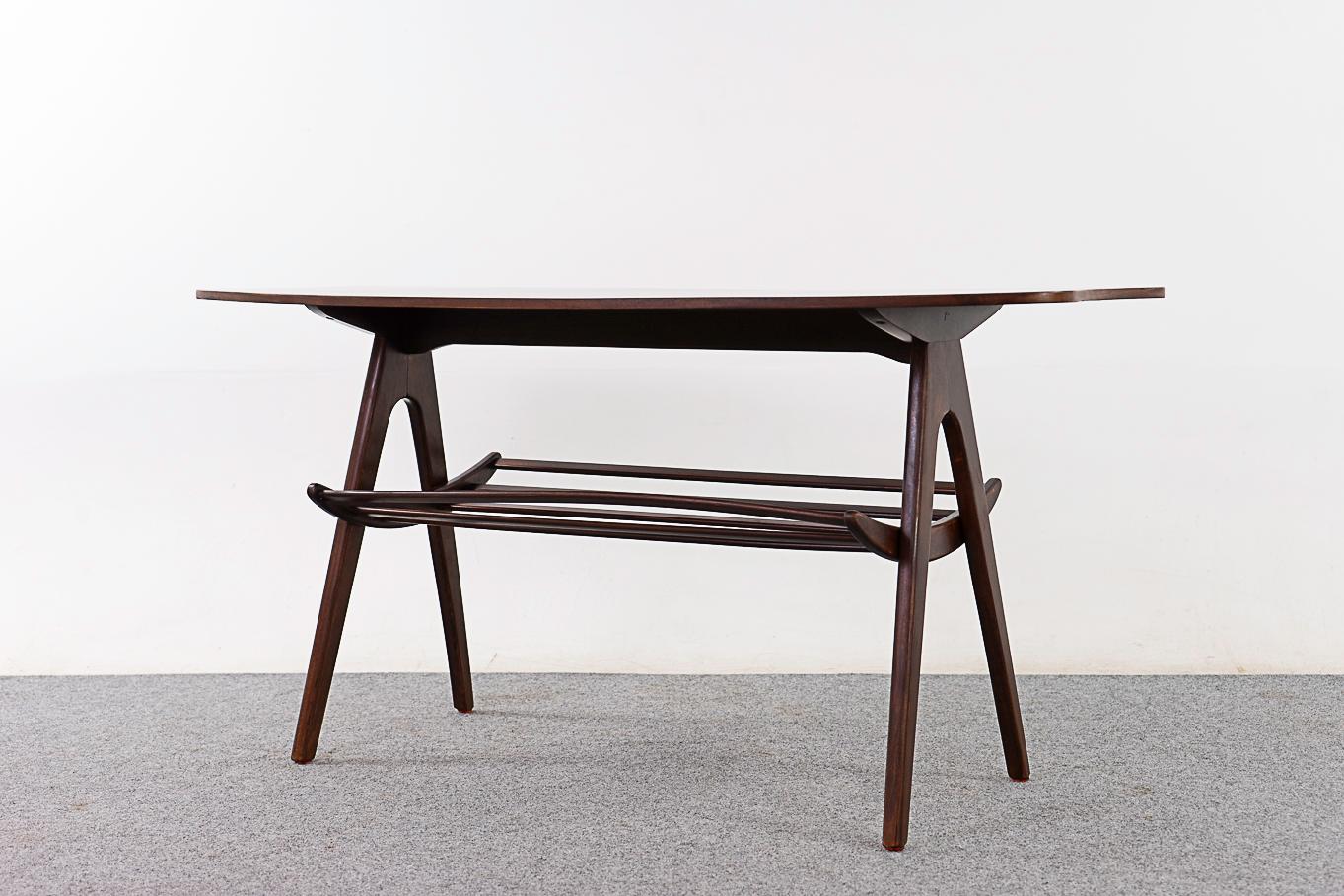 Dänischer Mid-Century Modern-Couchtisch aus Buche mit Regal (Buchenholz) im Angebot