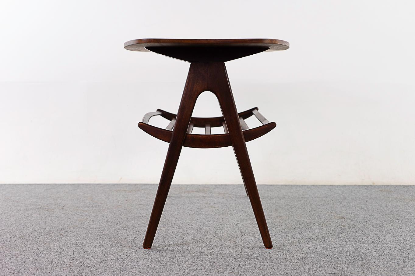 Dänischer Mid-Century Modern-Couchtisch aus Buche mit Regal im Angebot 2