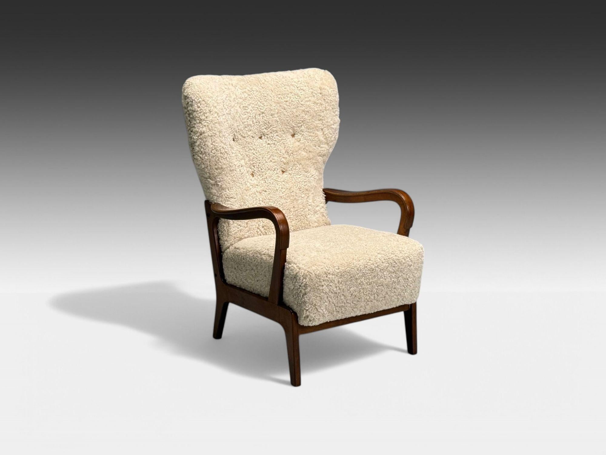 Silla de salón danesa moderna de mediados de siglo, piel de becerro beige, haya, Dinamarca, años 60

Sillón danés moderno de respaldo alto con reposabrazos abiertos de madera teñida, diseñado y fabricado en Dinamarca en el siglo XX. Este ejemplar se