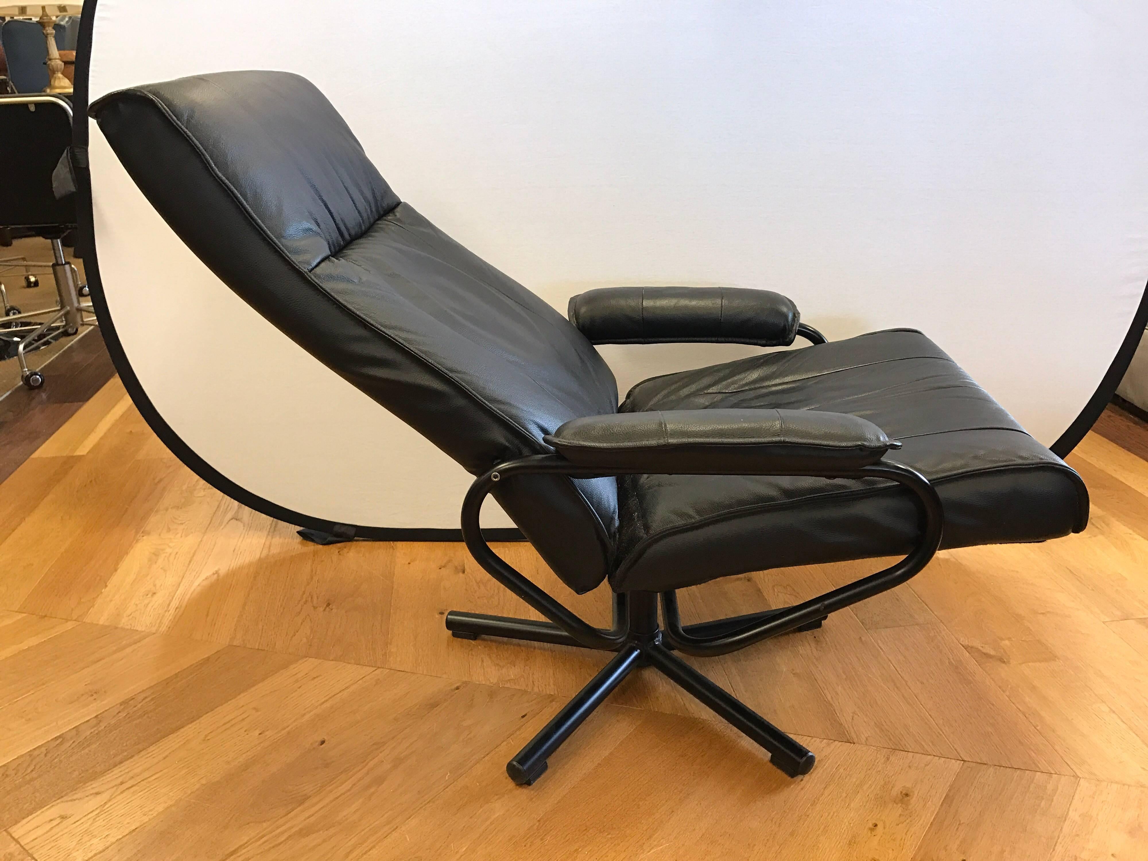 Danish Mid-Century Modern Black Pebbled Leather Recliner Lounge Chair & Ottoman In Excellent Condition In West Hartford, CT