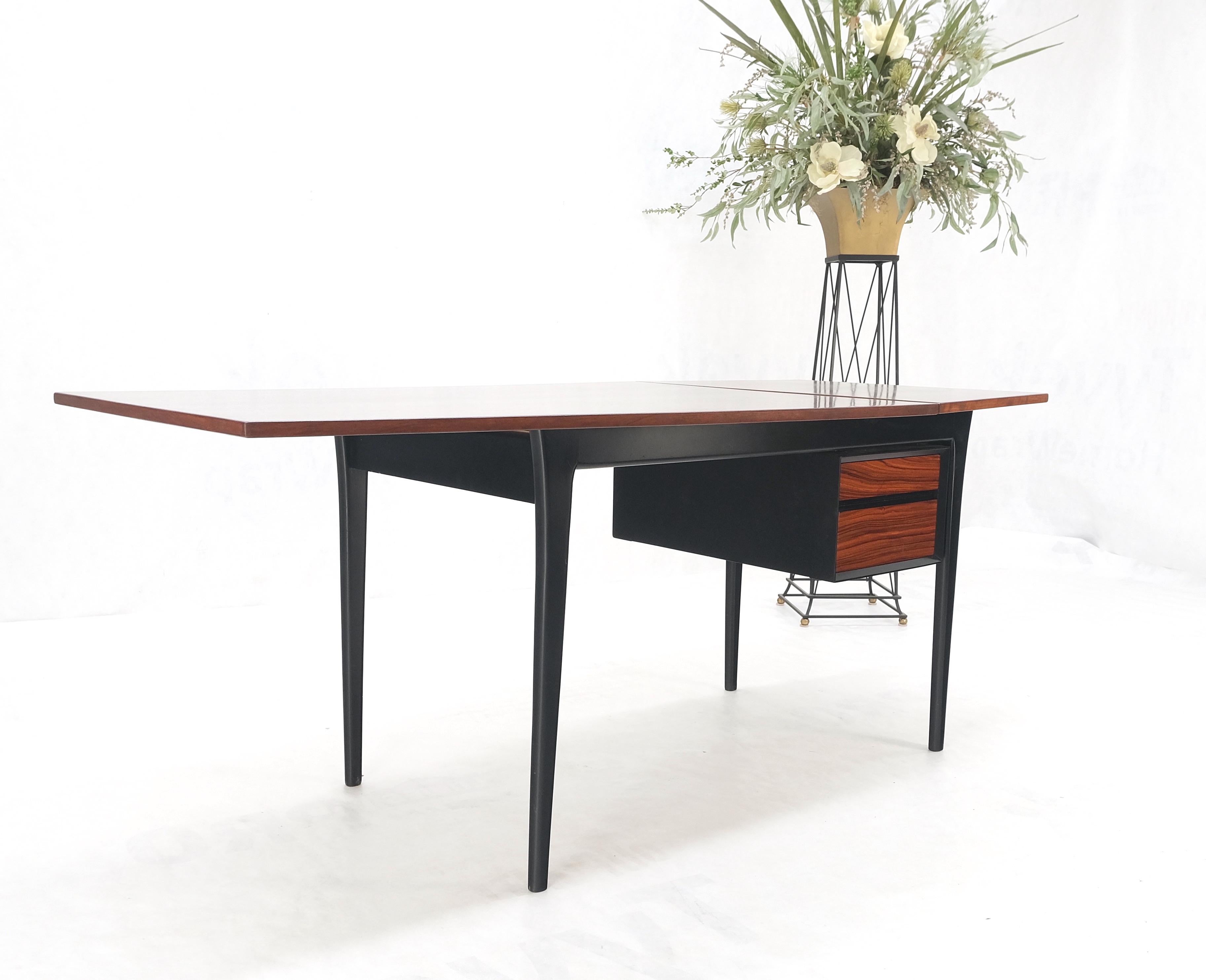 Scrivania danese del Mid Century Modern Boat Shape Drop Leaf in palissandro con due cassetti MINT! In condizioni buone in vendita a Rockaway, NJ