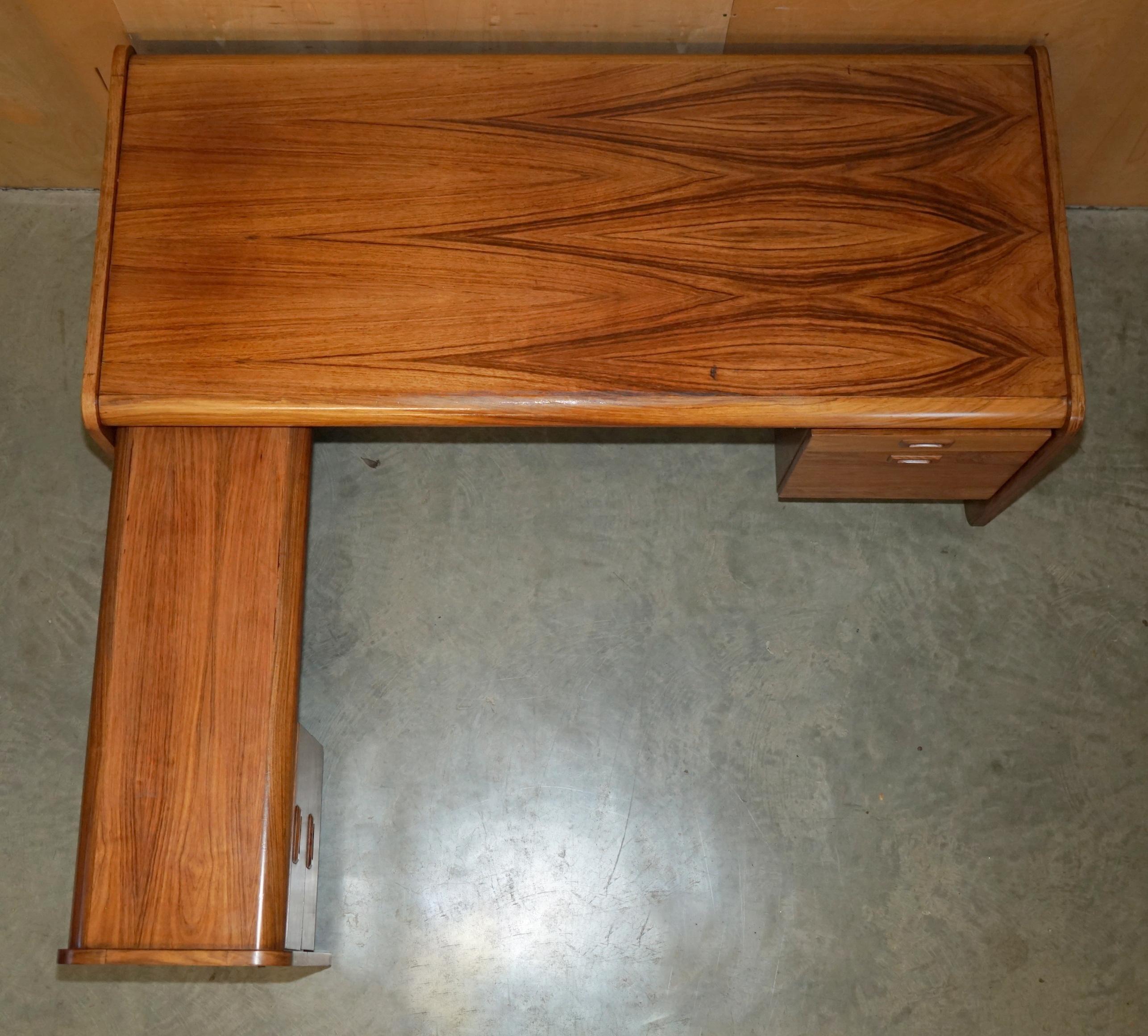 Fatto a mano Scrivania per ufficio in legno di origine danese del Medioevo, angolo sinistro, Part One di SUiTE in vendita