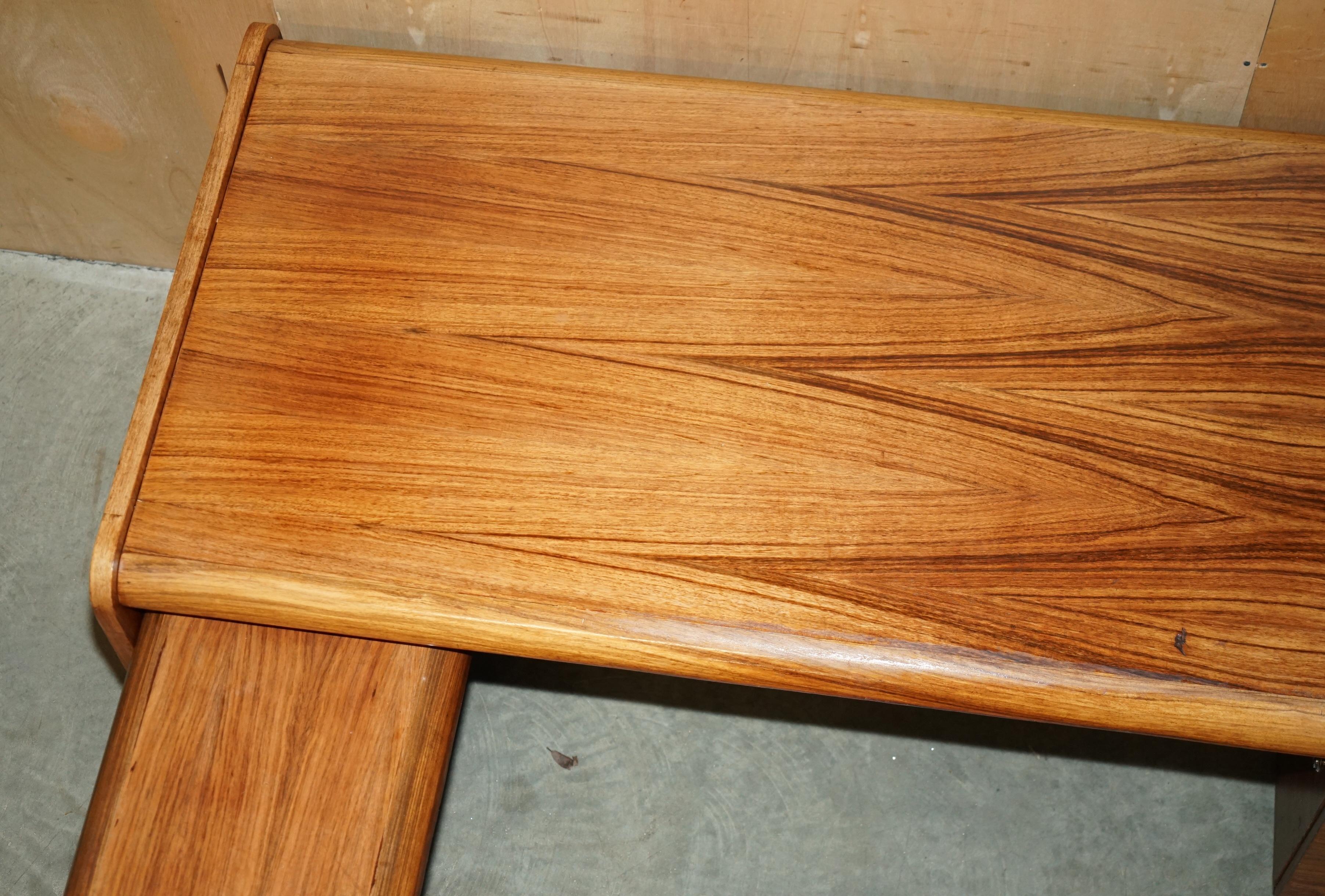 Legno massiccio Scrivania per ufficio in legno di origine danese del Medioevo, angolo sinistro, Part One di SUiTE in vendita