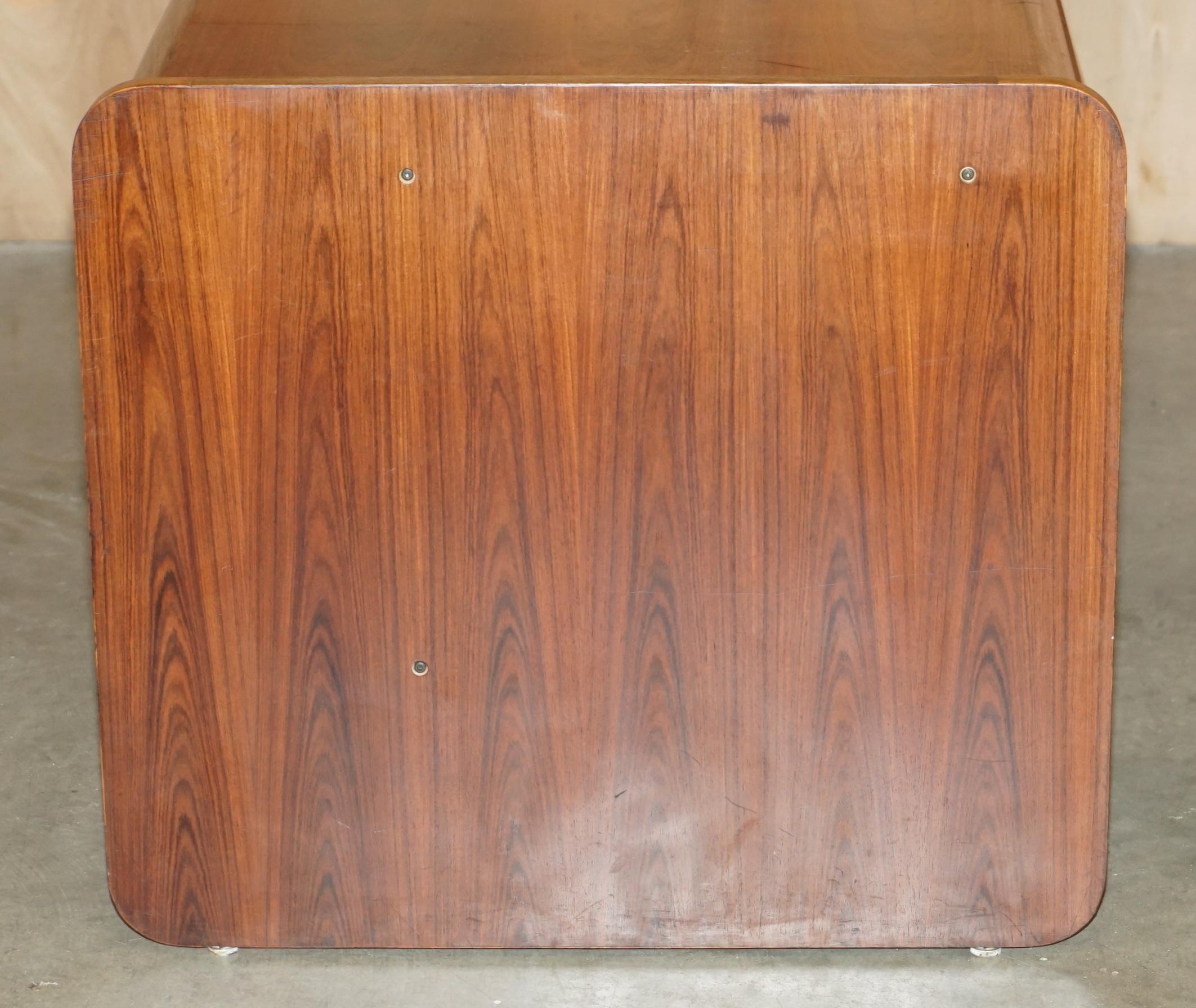 BUREAU EN BOIS BRÉSILIEN MODERNE DANOIS DU MOYEN SIÈCLE BUREAU EN ANGLE PARTIE D'UN ENSEMBLE en vente 3