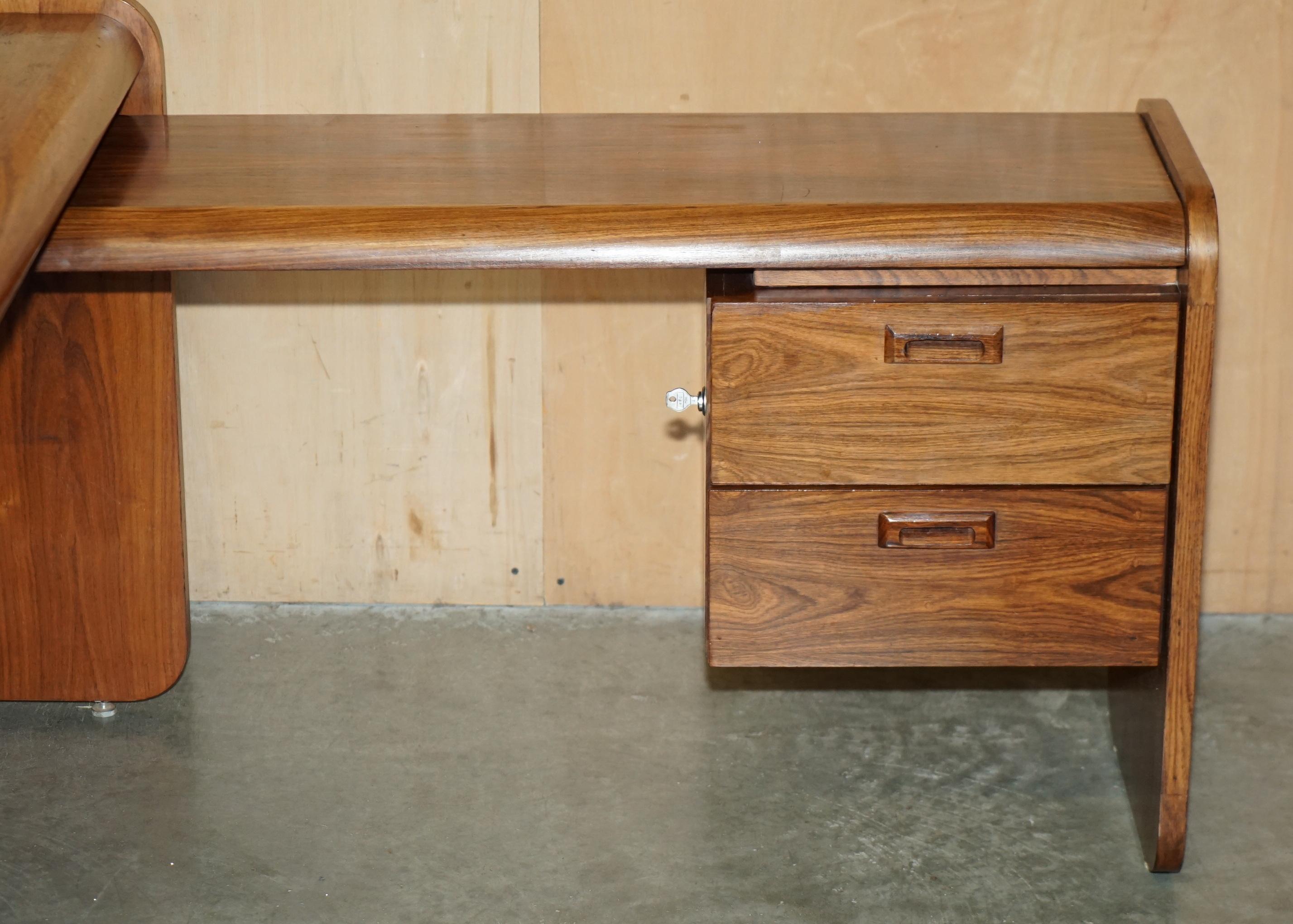 BUREAU EN BOIS BRÉSILIEN MODERNE DANOIS DU MOYEN SIÈCLE BUREAU EN ANGLE PARTIE D'UN ENSEMBLE en vente 4