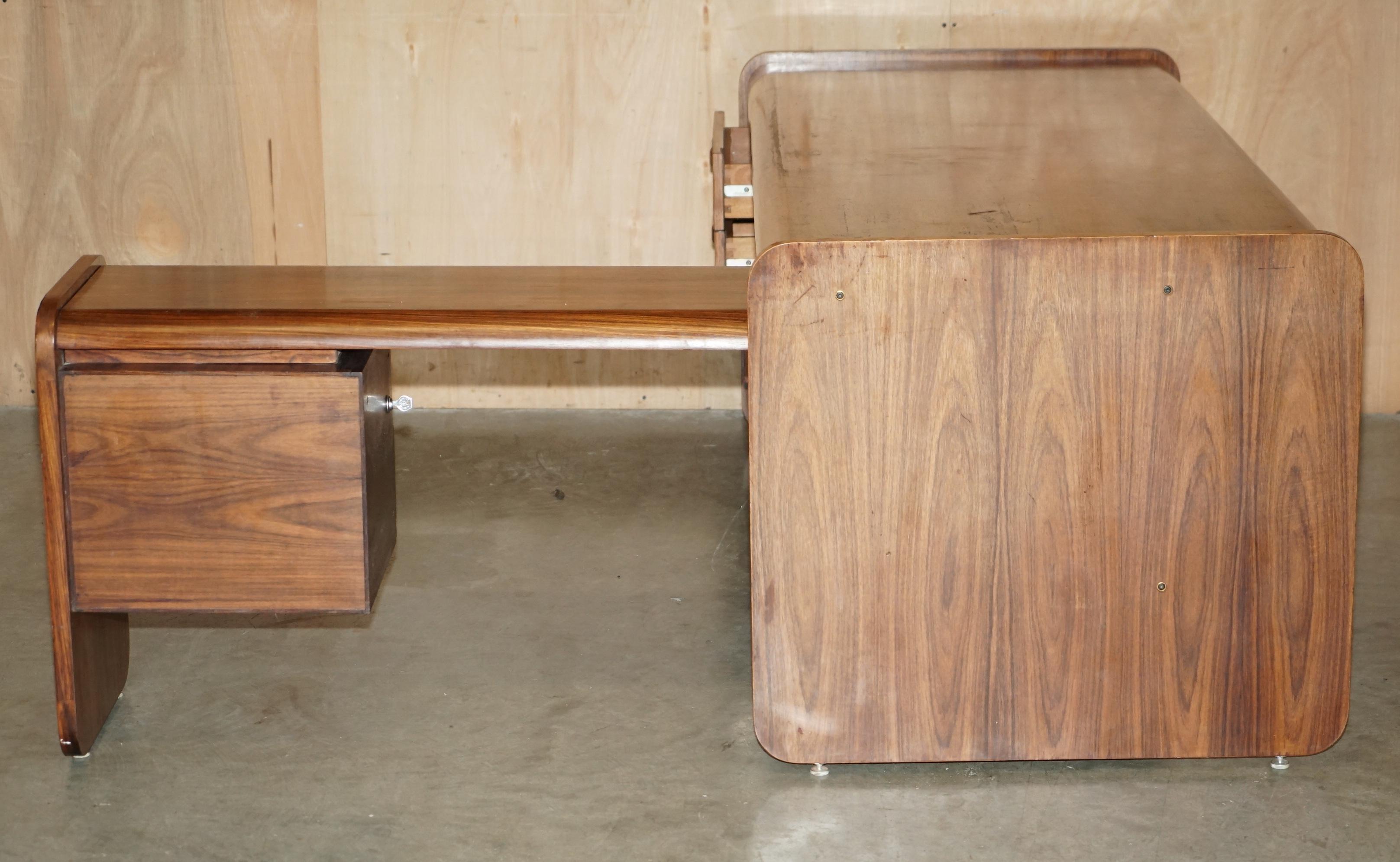 BUREAU EN BOIS BRÉSILIEN MODERNE DANOIS DU MOYEN SIÈCLE BUREAU EN ANGLE PARTIE D'UN ENSEMBLE en vente 6