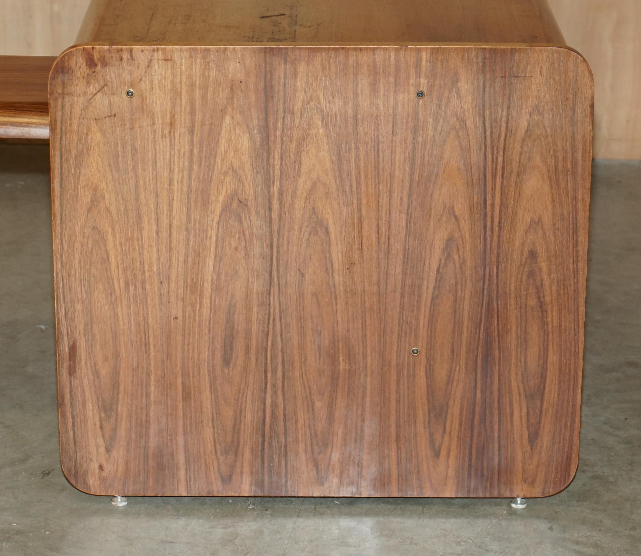 BUREAU EN BOIS BRÉSILIEN MODERNE DANOIS DU MOYEN SIÈCLE BUREAU EN ANGLE PARTIE D'UN ENSEMBLE en vente 7