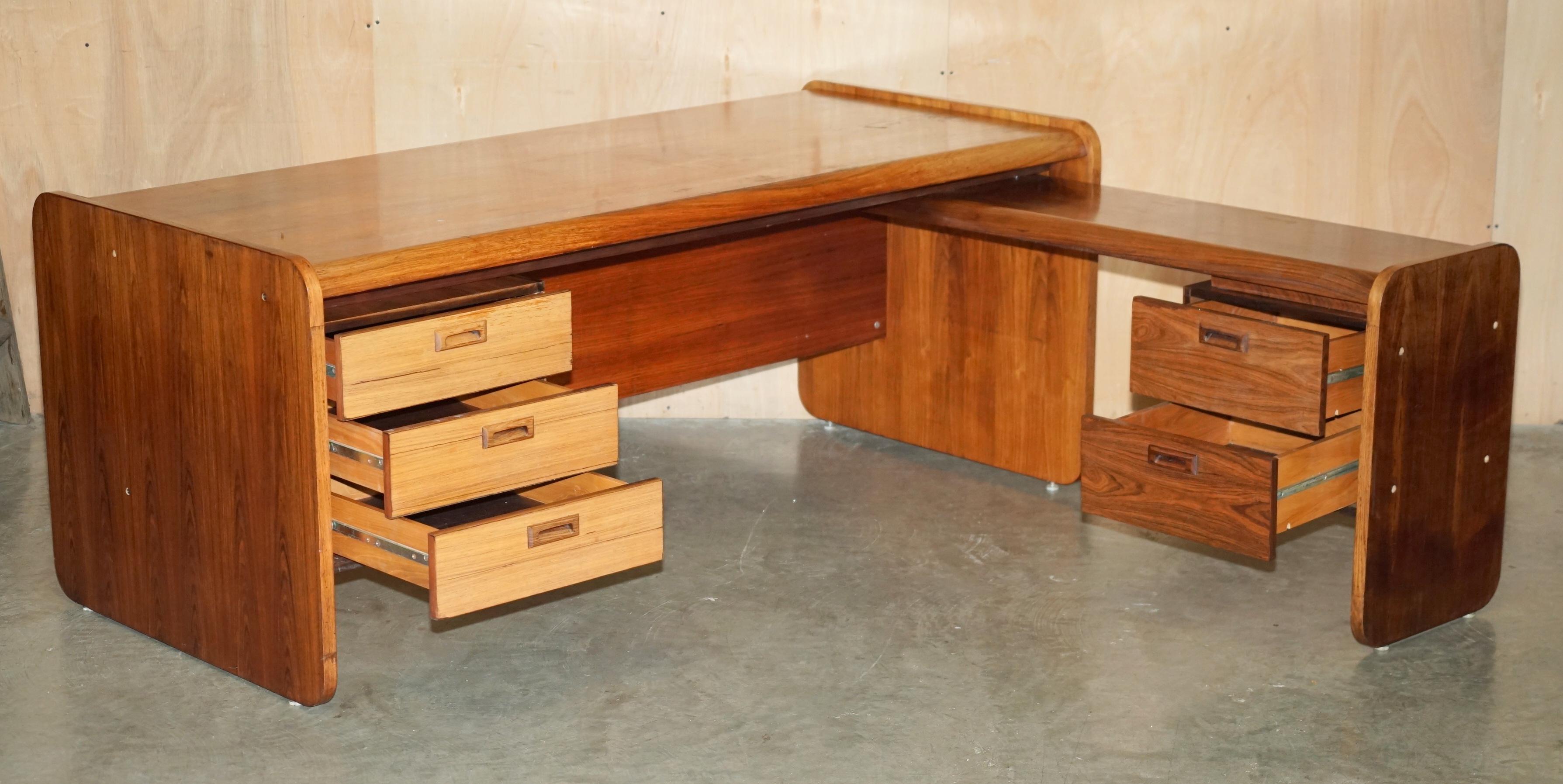 BUREAU EN BOIS BRÉSILIEN MODERNE DANOIS DU MOYEN SIÈCLE BUREAU EN ANGLE PARTIE D'UN ENSEMBLE en vente 9