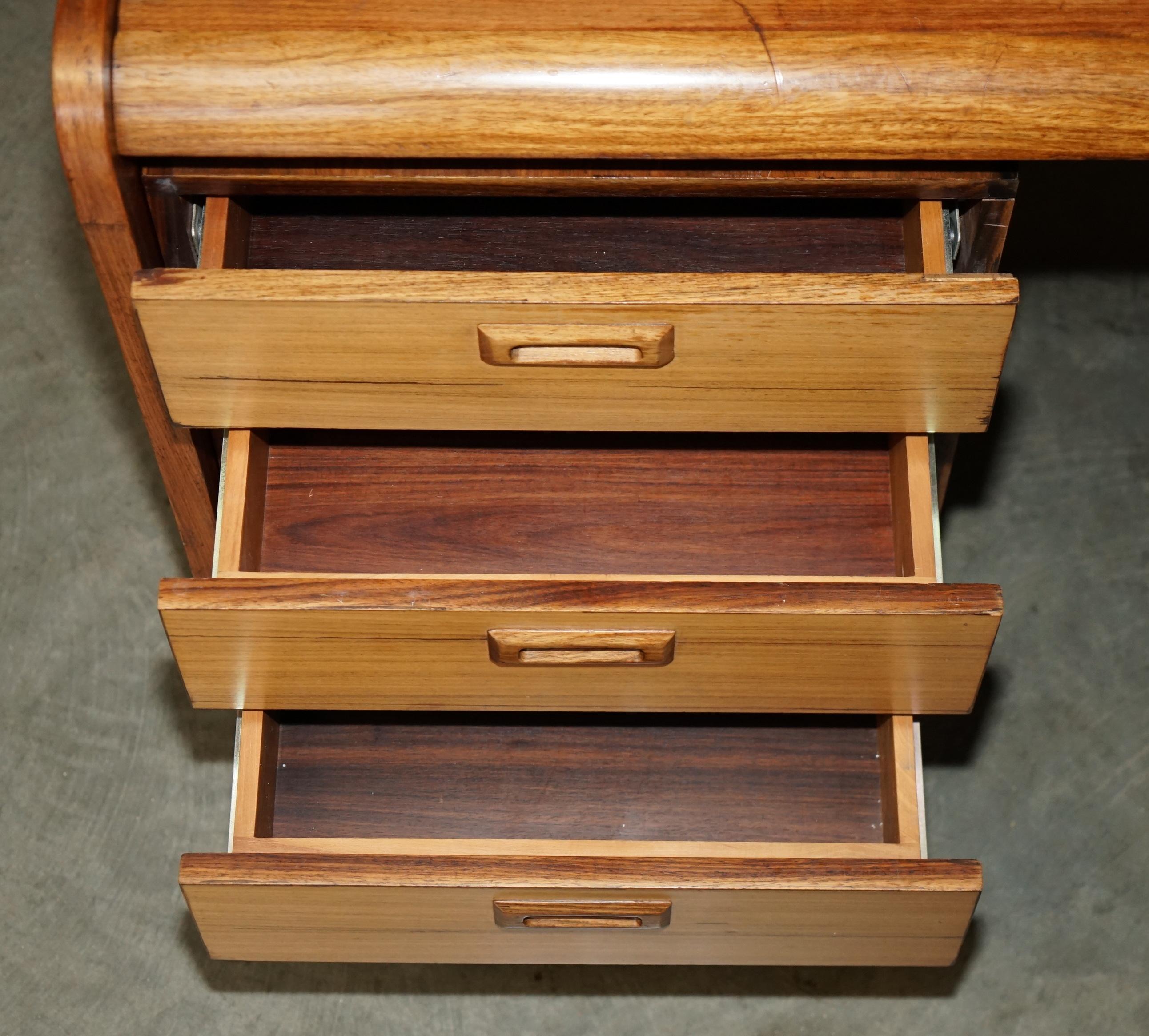 BUREAU EN BOIS BRÉSILIEN MODERNE DANOIS DU MOYEN SIÈCLE BUREAU EN ANGLE PARTIE D'UN ENSEMBLE en vente 10