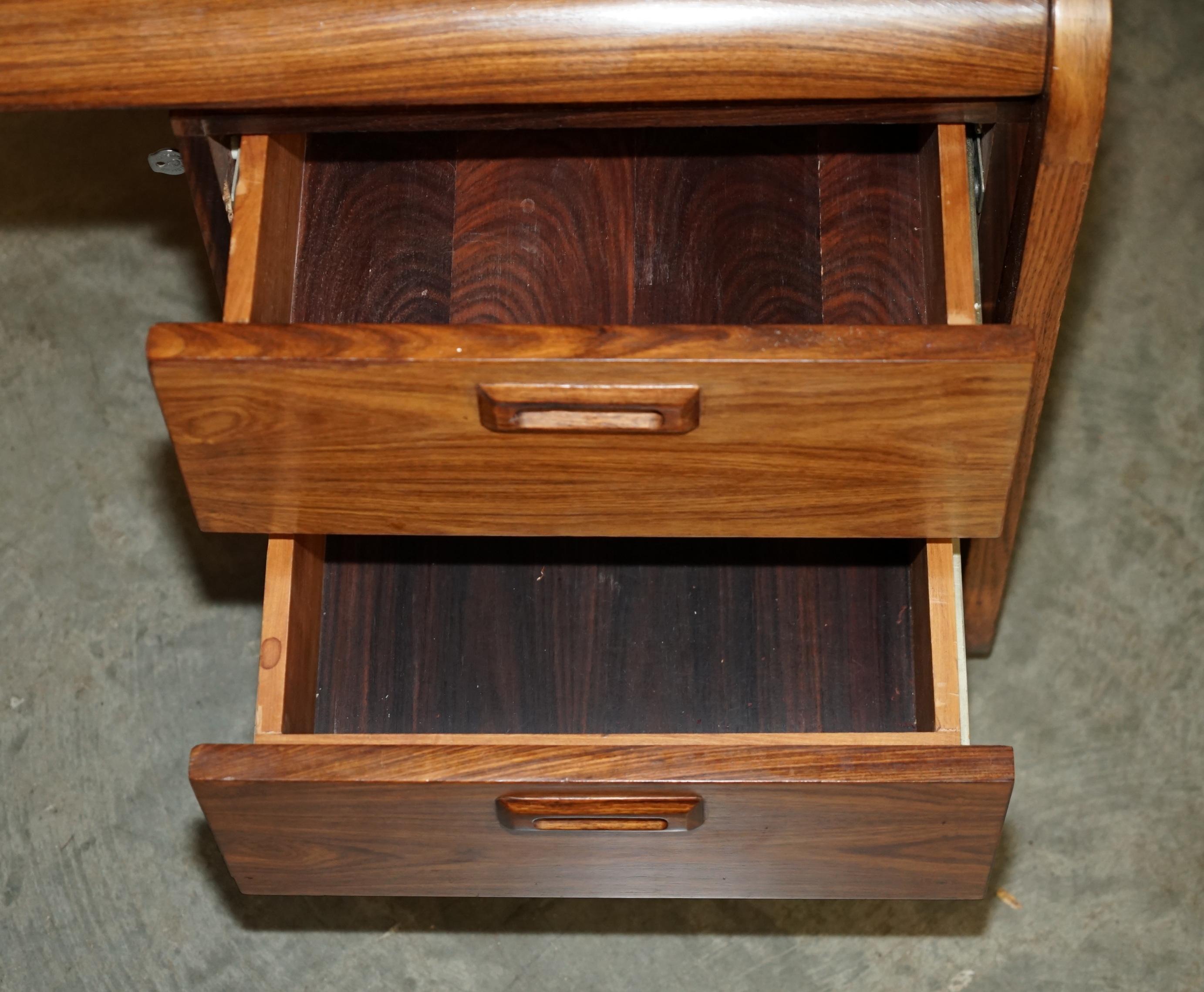 BUREAU EN BOIS BRÉSILIEN MODERNE DANOIS DU MOYEN SIÈCLE BUREAU EN ANGLE PARTIE D'UN ENSEMBLE en vente 11