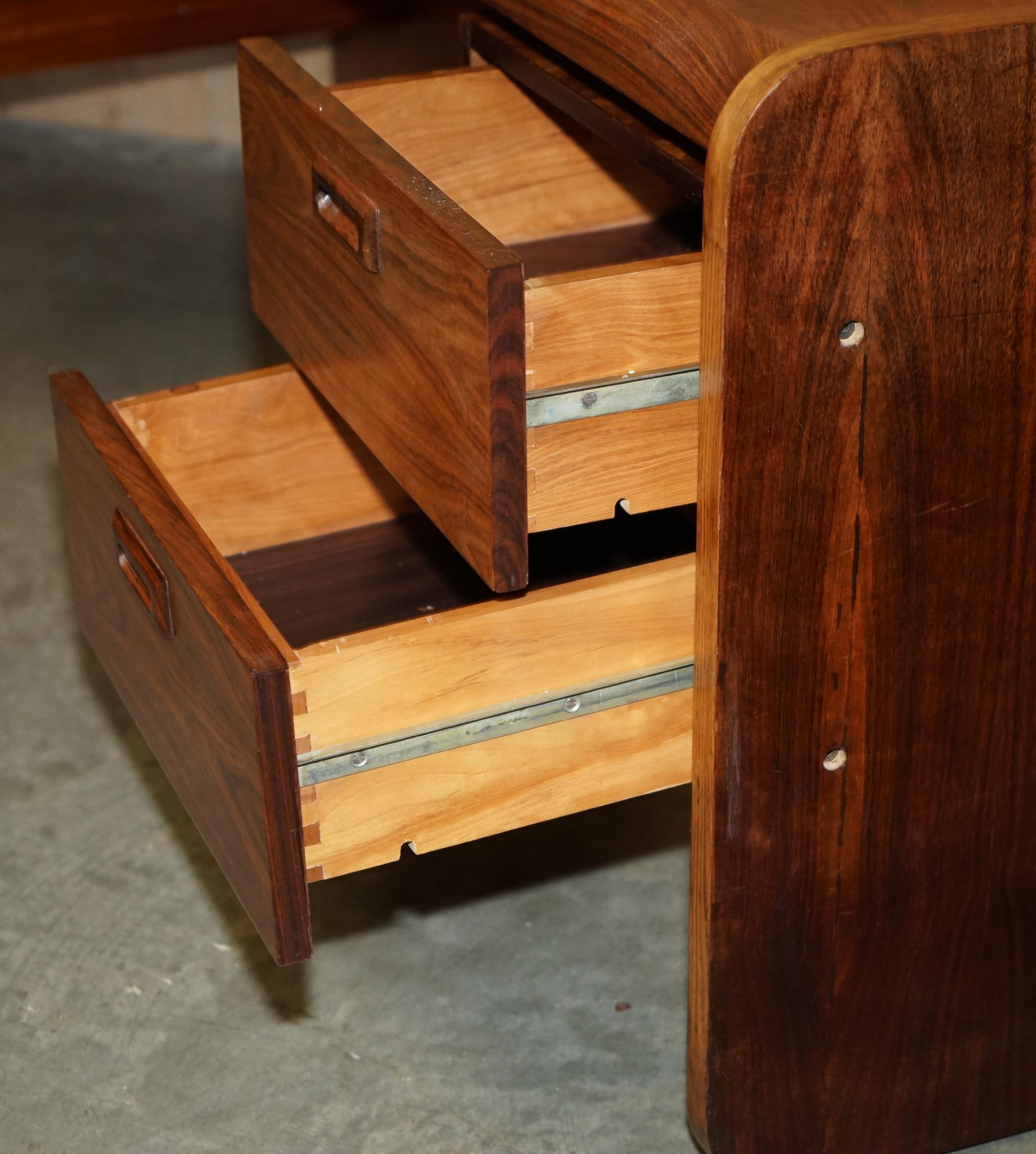 BUREAU EN BOIS BRÉSILIEN MODERNE DANOIS DU MOYEN SIÈCLE BUREAU EN ANGLE PARTIE D'UN ENSEMBLE en vente 12