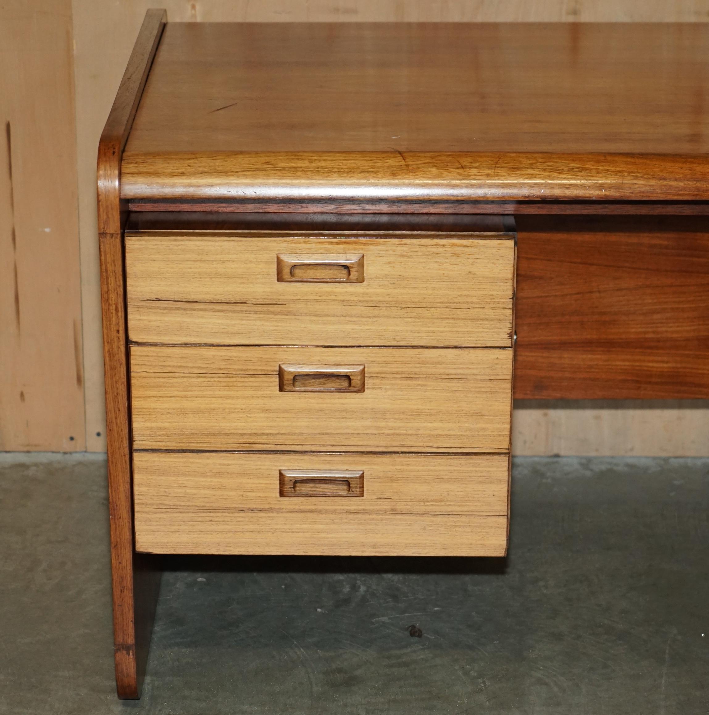 Fait main BUREAU EN BOIS BRÉSILIEN MODERNE DANOIS DU MOYEN SIÈCLE BUREAU EN ANGLE PARTIE D'UN ENSEMBLE en vente