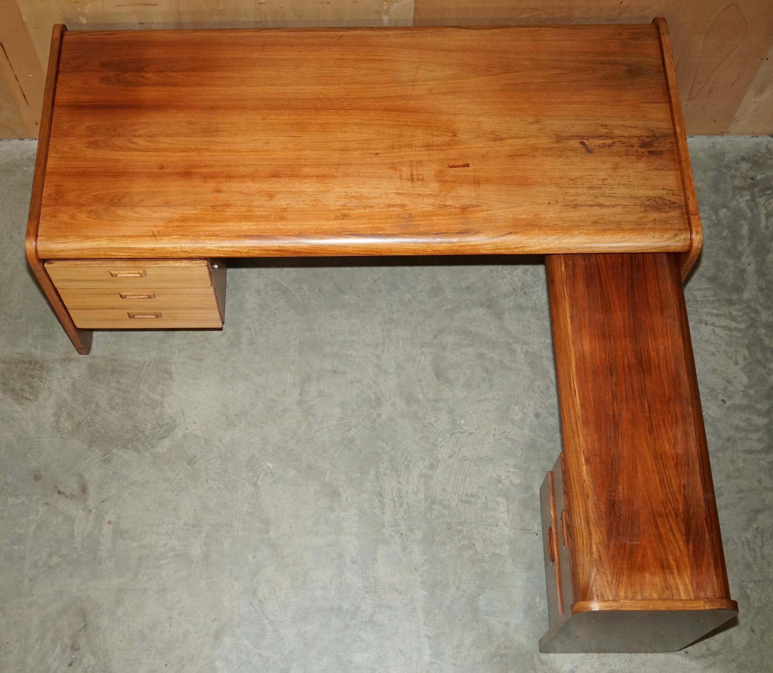 20ième siècle BUREAU EN BOIS BRÉSILIEN MODERNE DANOIS DU MOYEN SIÈCLE BUREAU EN ANGLE PARTIE D'UN ENSEMBLE en vente