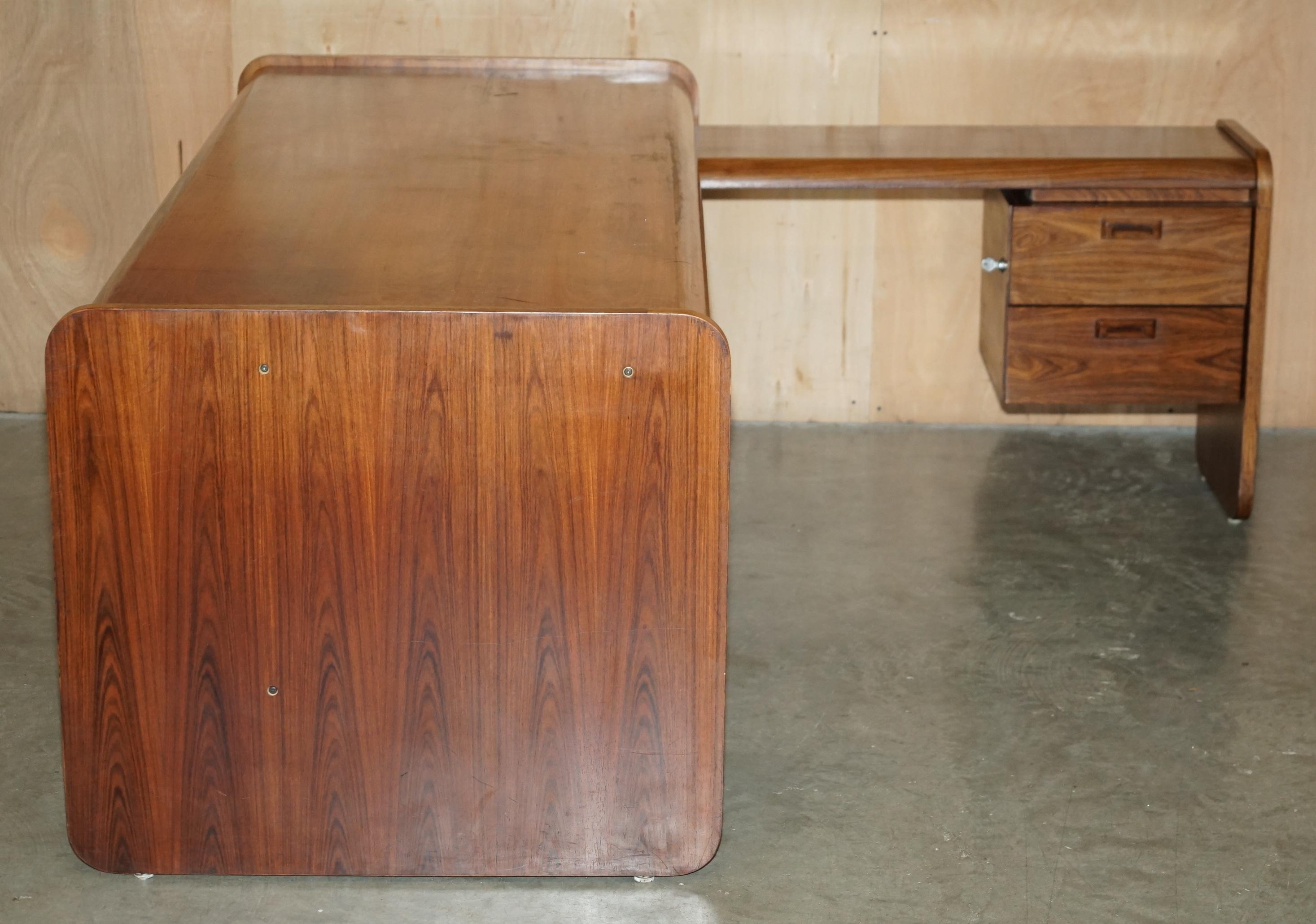 BUREAU EN BOIS BRÉSILIEN MODERNE DANOIS DU MOYEN SIÈCLE BUREAU EN ANGLE PARTIE D'UN ENSEMBLE en vente 2