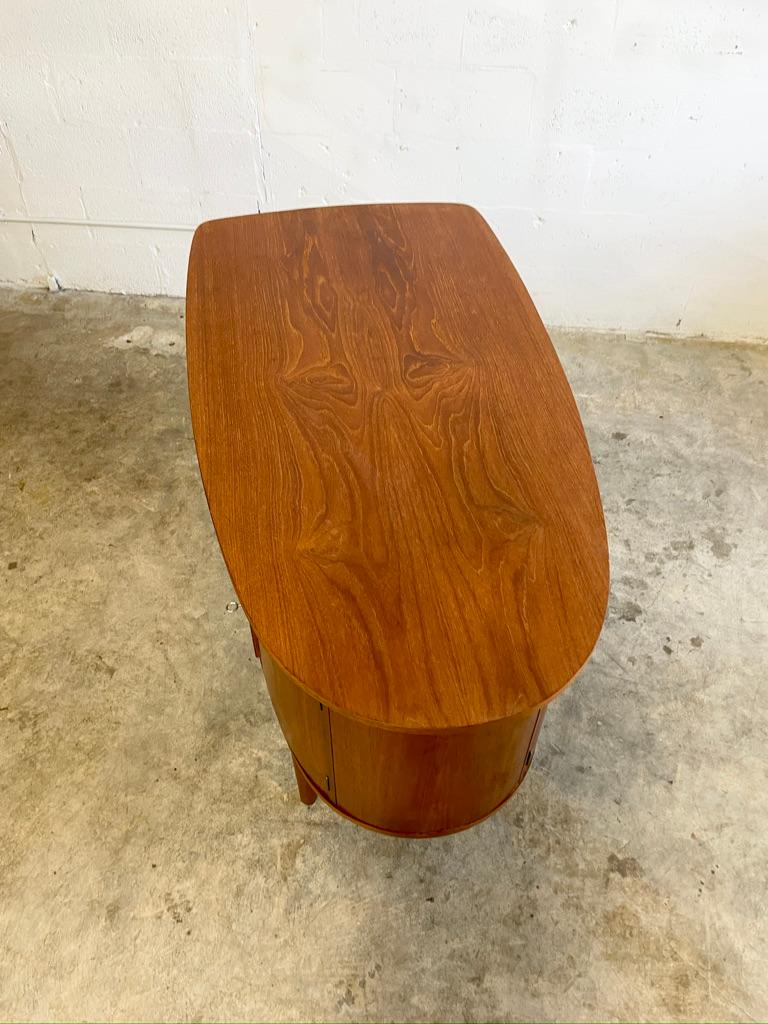 Mid-Century moderno Scrivania danese del Mid Century Modern Bullet Shape in teak di HP Hansen in vendita