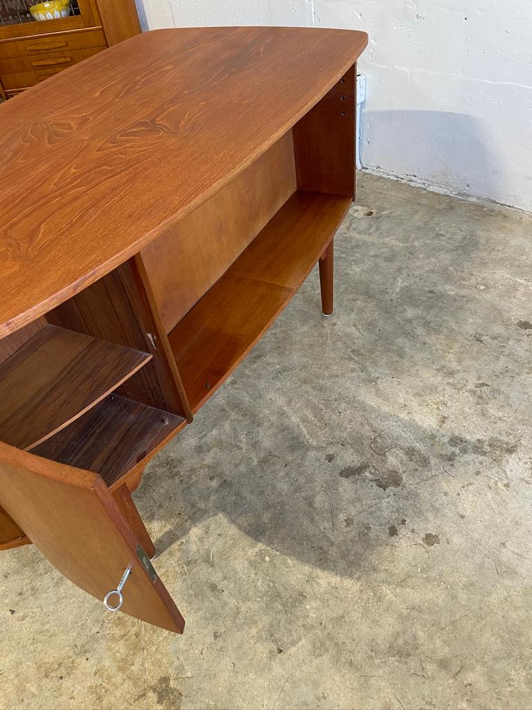 Danese Scrivania danese del Mid Century Modern Bullet Shape in teak di HP Hansen in vendita