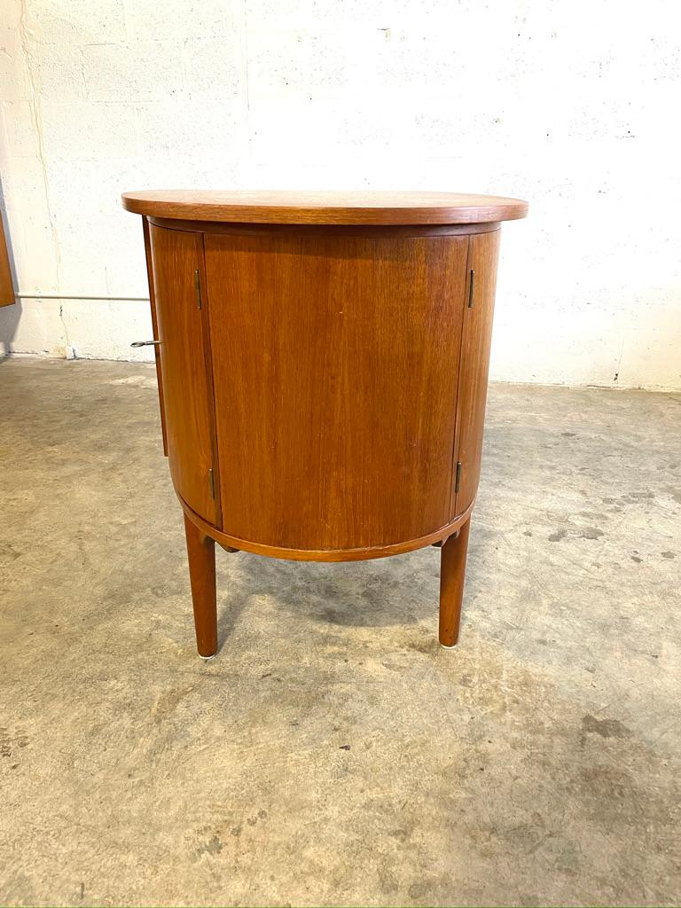 Scrivania danese del Mid Century Modern Bullet Shape in teak di HP Hansen In condizioni buone in vendita a Fort Lauderdale, FL