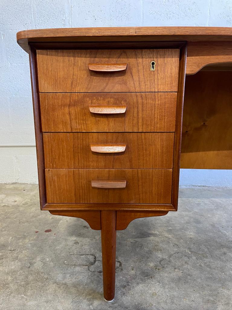 XX secolo Scrivania danese del Mid Century Modern Bullet Shape in teak di HP Hansen in vendita