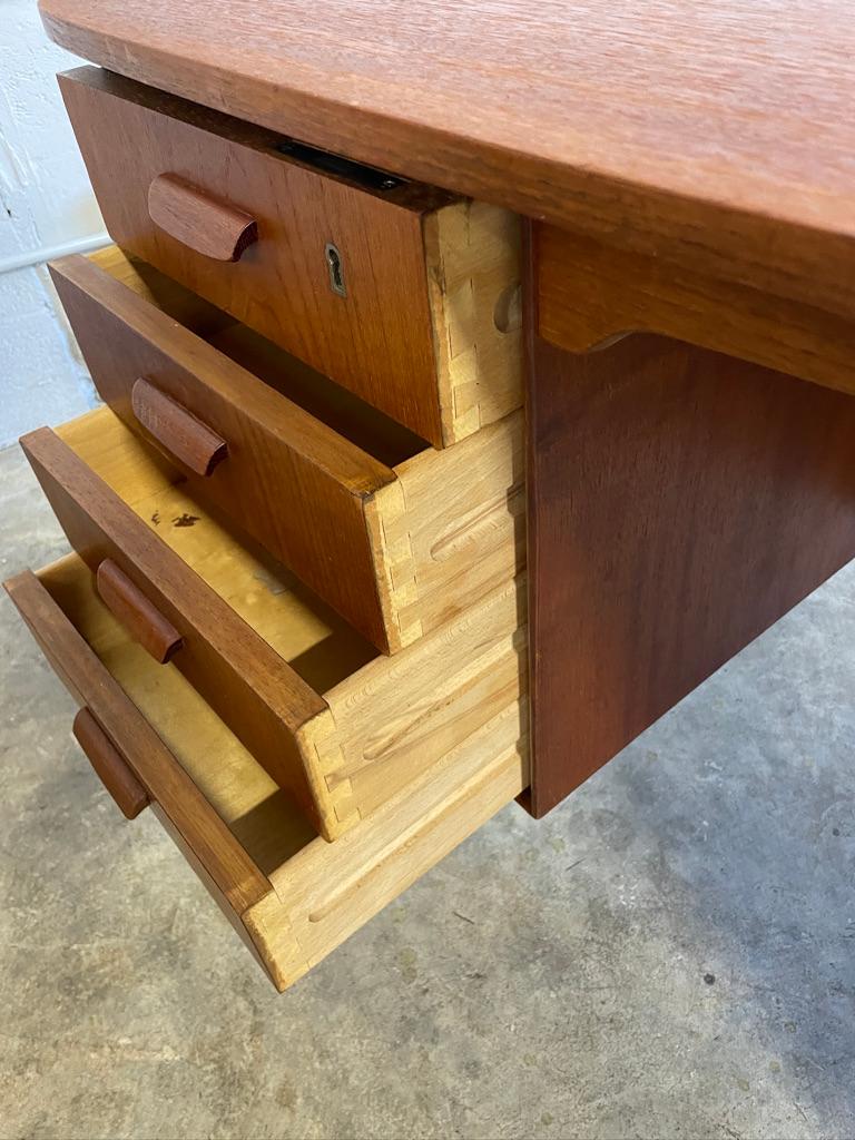 Legno Scrivania danese del Mid Century Modern Bullet Shape in teak di HP Hansen in vendita