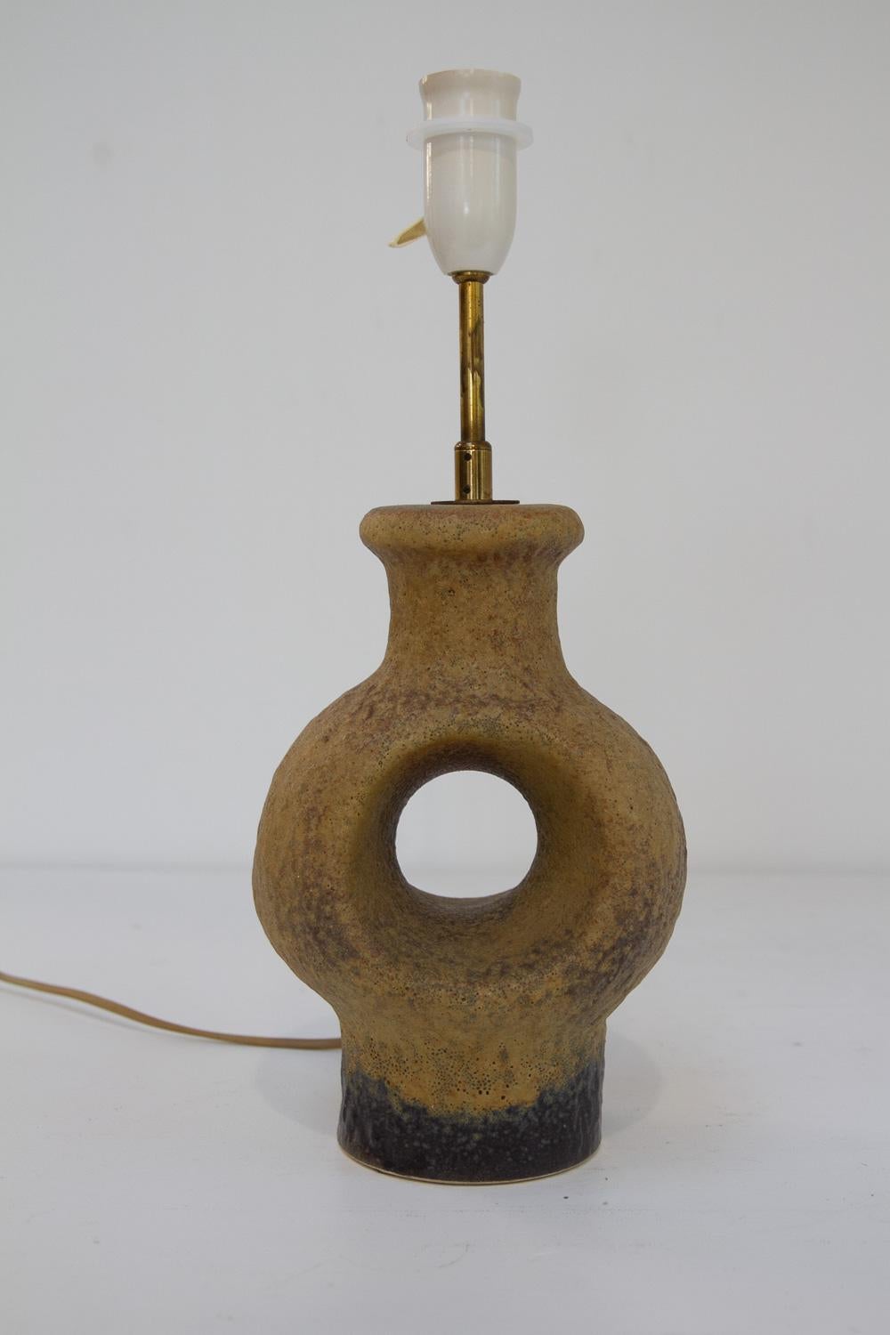 Danish Mid-Century Modern Circular Stoneware Lamp, 1960s.

Handmade ceramic table lamp made in Denmark in the 1960s. Sculptural brutalist with a thick textured glaze in earth colors. 

Height with shade (included): 66 cm
Height of ceramic part: 26