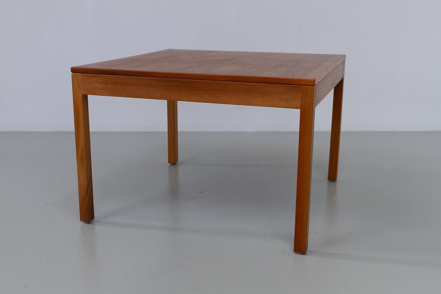 Danish Mid-Century Modern Coffee or End Table in Walnut, 1960s.

Danish Mid-Century Modern square coffee table in beautiful walnut veneer. 
Minimalistic and elegant design and exquisite craftsmanship.

Suitable as a coffee, end or side table.

Very