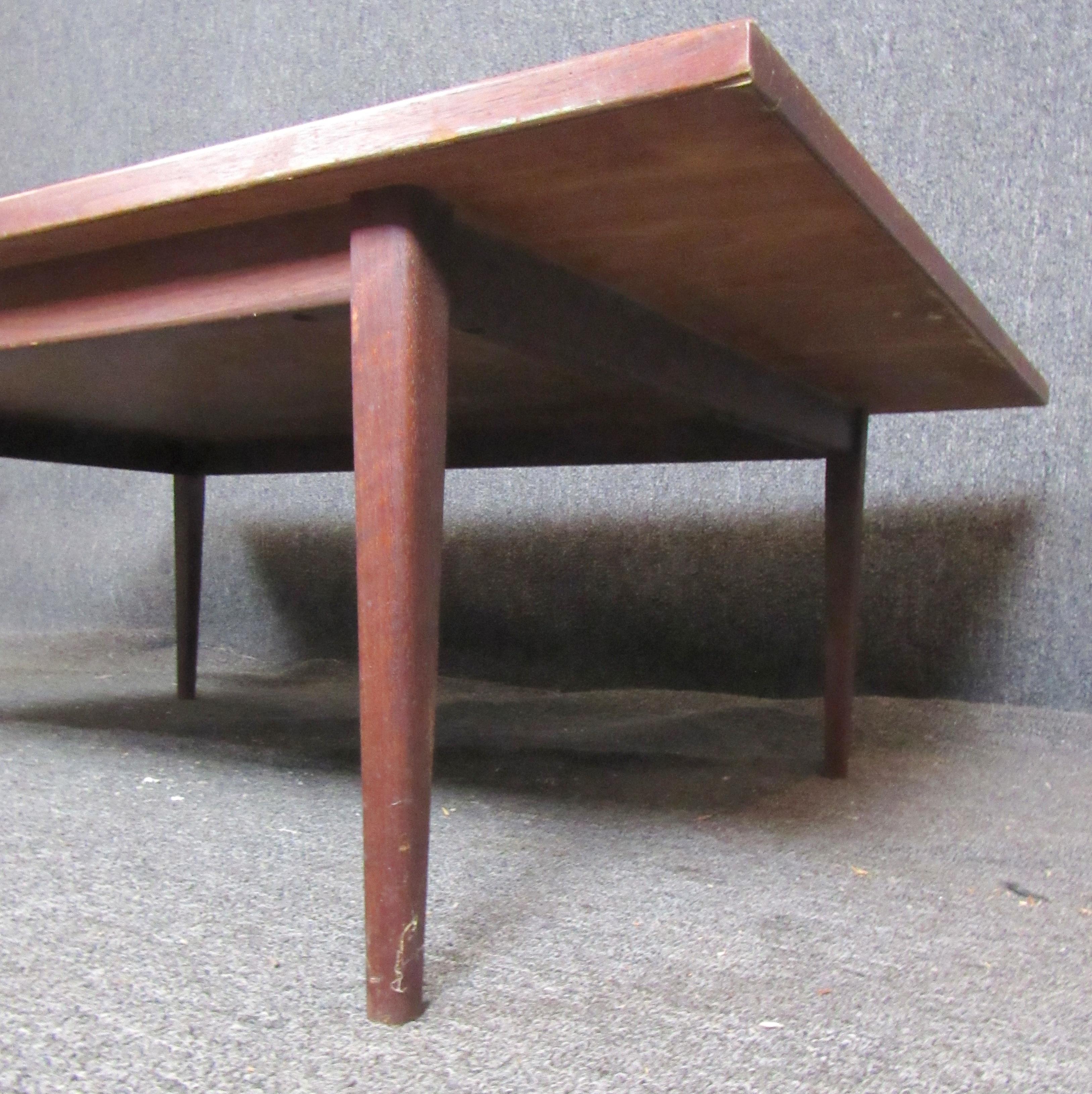 Simple and handsome teak wood coffee table. Made in Denmark in the 1960s with warm teak.
Please confirm location.