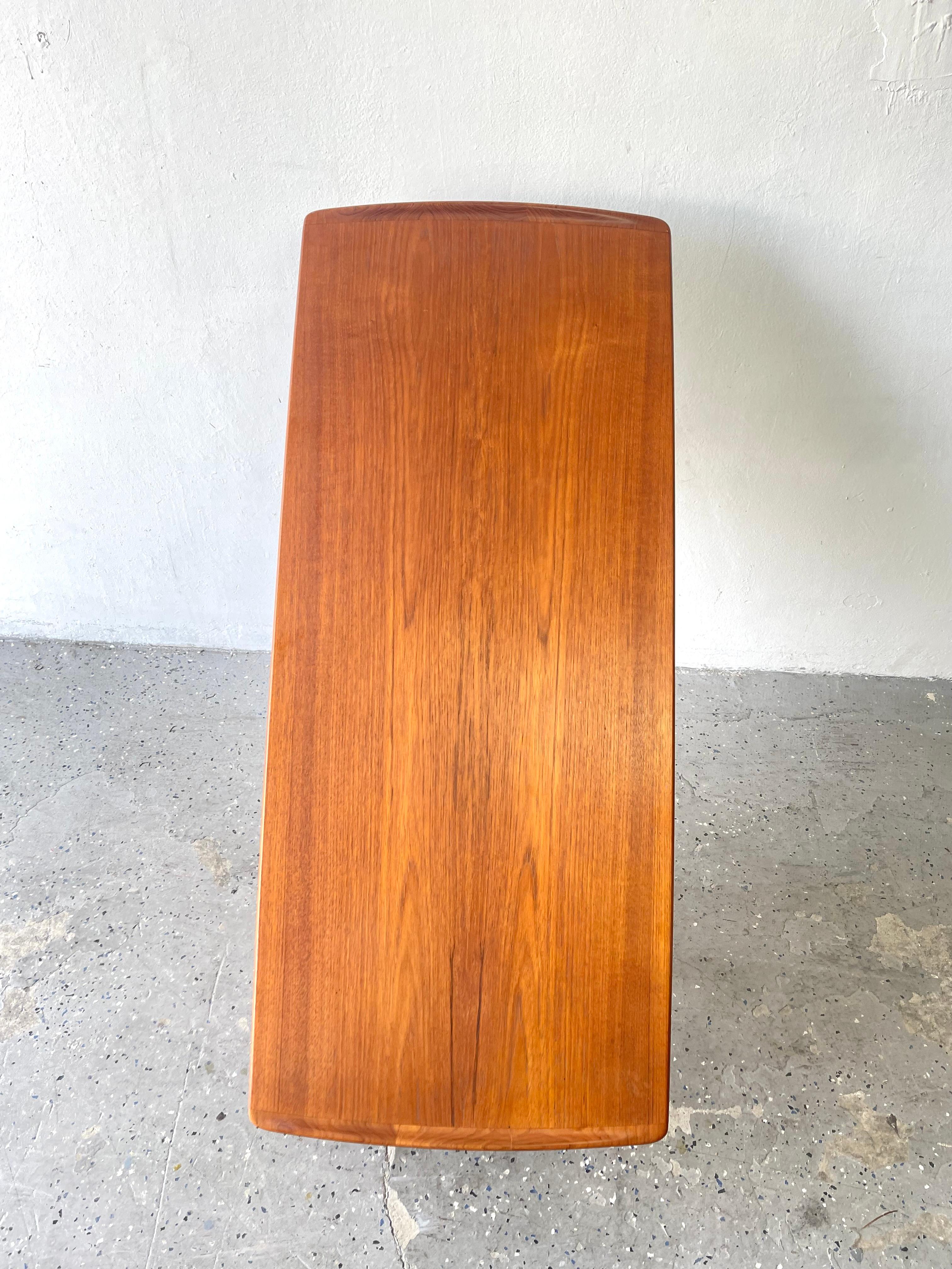 Danish Mid-Century Modern Coffee Table Tove & Edvard Kindt-Larsen France & Sons In Good Condition For Sale In Las Vegas, NV
