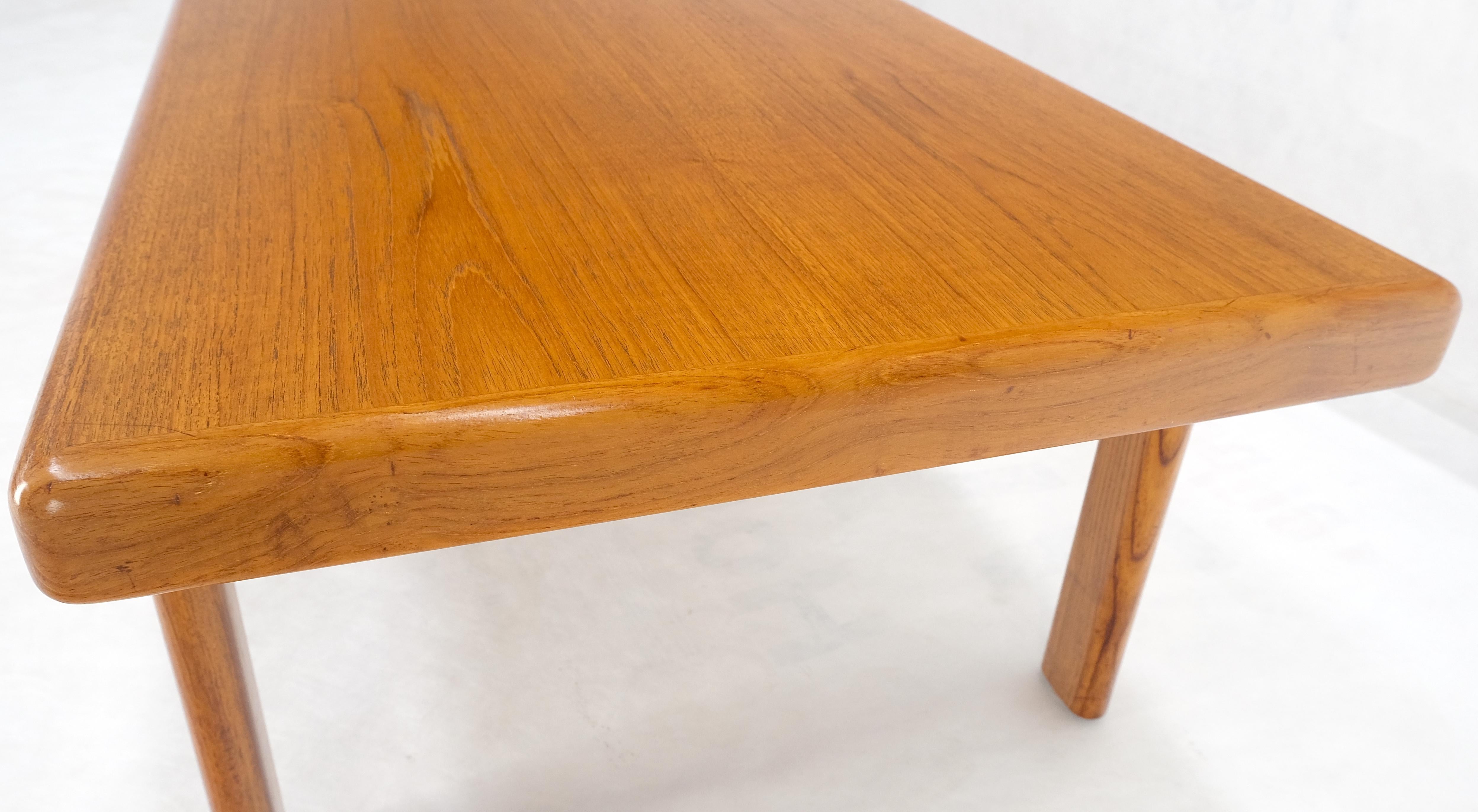 Danish Mid Century Modern Compact Rectangle Solid Teak Legs Coffee Table MINT In Good Condition For Sale In Rockaway, NJ