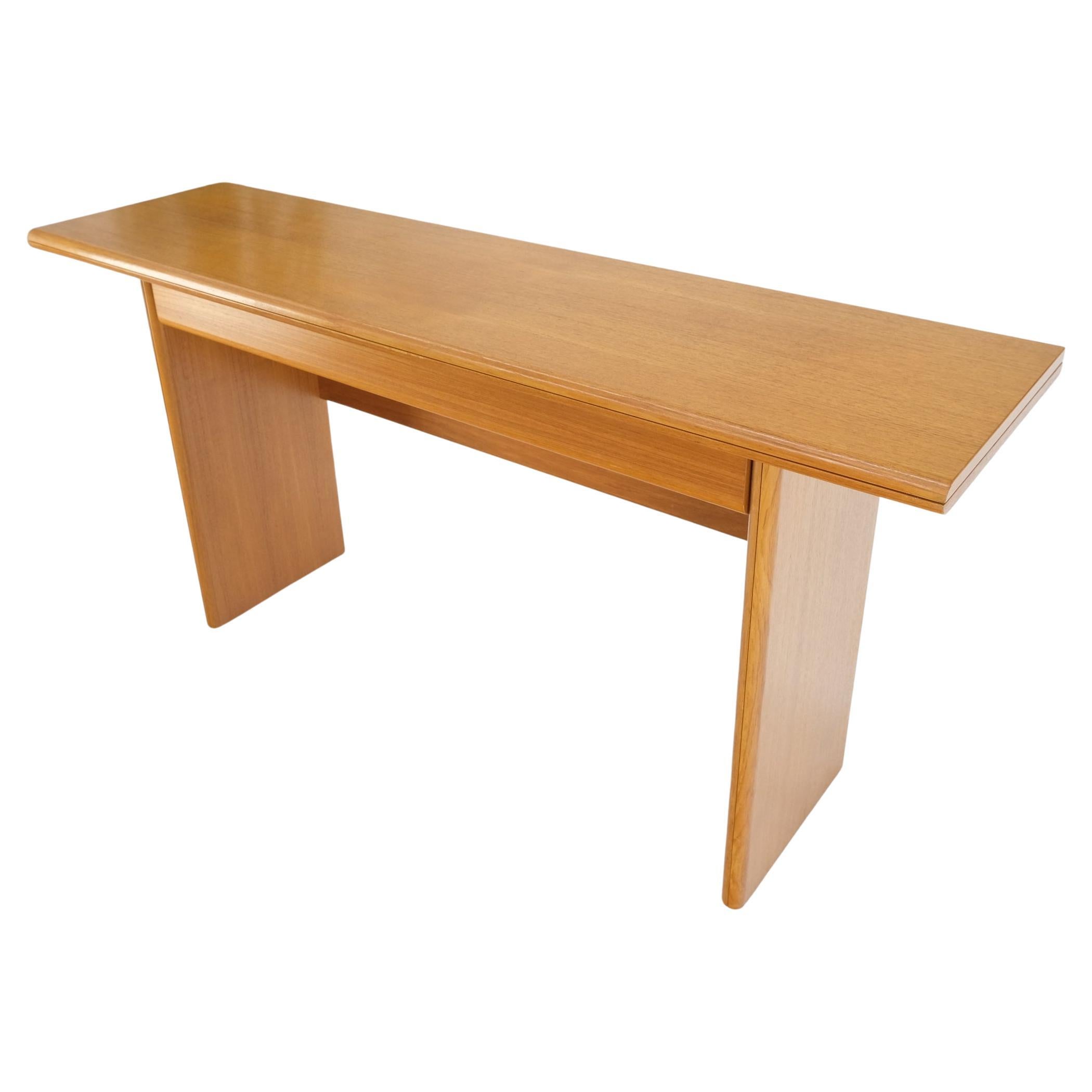 Dänischer Mid-Century Modern-Konsolen-Esstisch mit ausklappbarer Schublade, Dänisch (Moderne der Mitte des Jahrhunderts) im Angebot