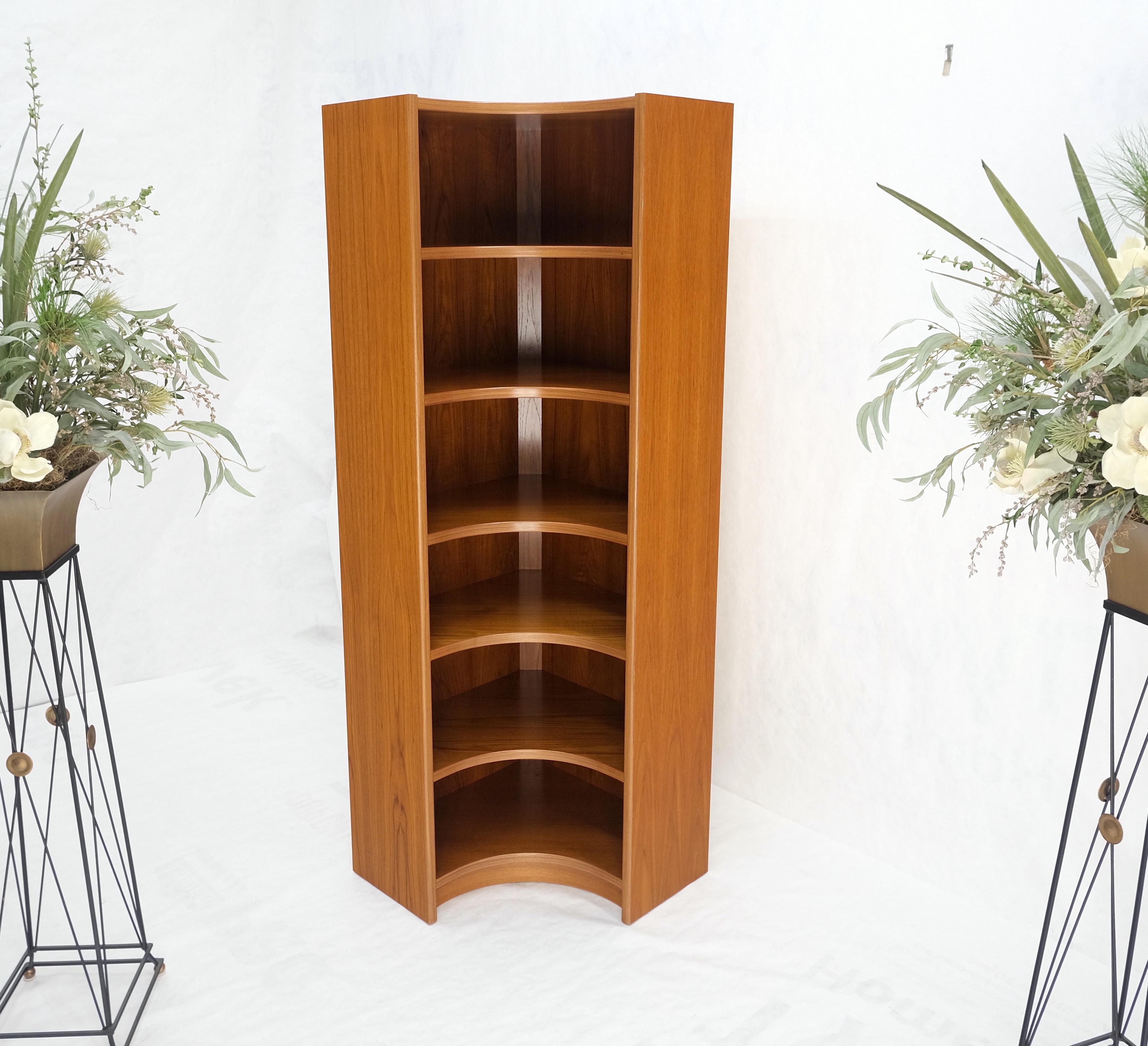 Danois Danish Mid Century Modern Corner Bookcase Teak Shelving Unit Etagere MINT ! en vente