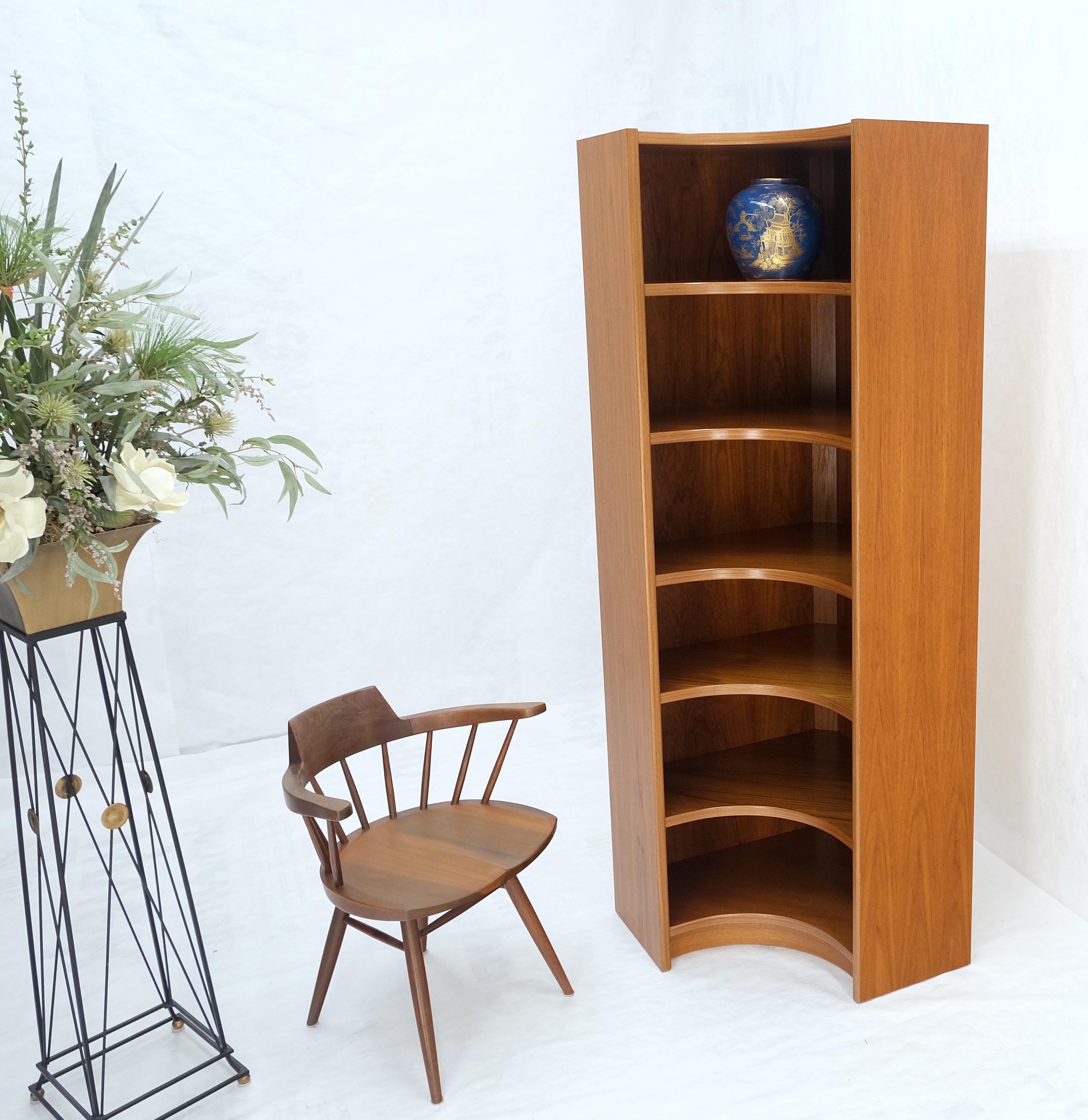 20ième siècle Danish Mid Century Modern Corner Bookcase Teak Shelving Unit Etagere MINT ! en vente