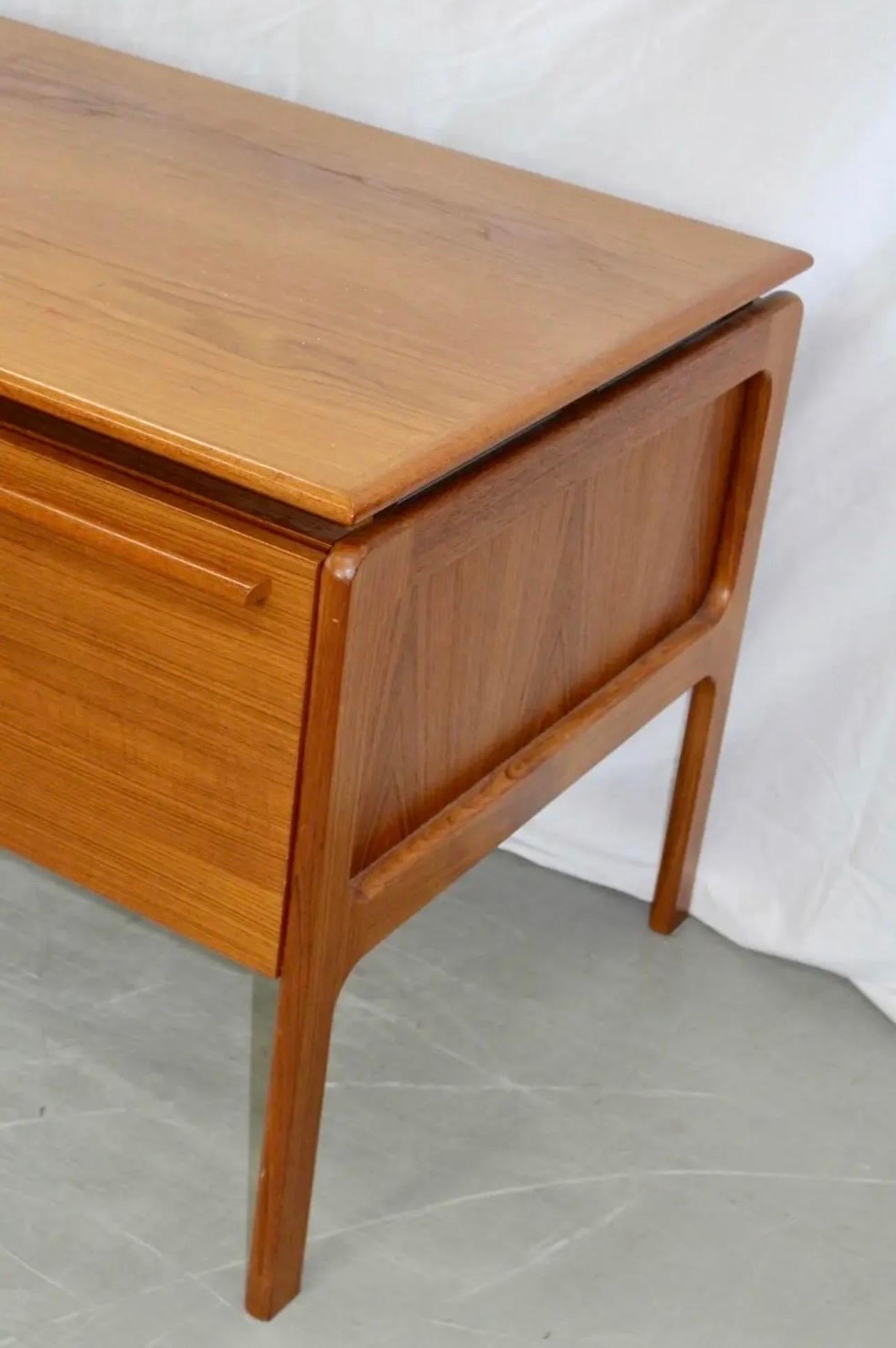 Danish Mid Century Modern Danflex System Denmark Teak Desk with Floating Top In Good Condition In West Hartford, CT