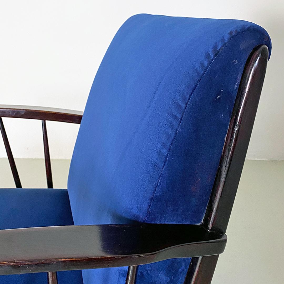 Dänische Mid-Century Modern dunkelblauer Samt und schwarzes Holz Paar Sessel, 1960er Jahre
Paar Sessel nordeuropäischer Herkunft, mit Struktur ganz aus Massivholz, gepolstertem Sitz und Rückenlehne mit nachtblauem Samt bezogen und gewölbten
