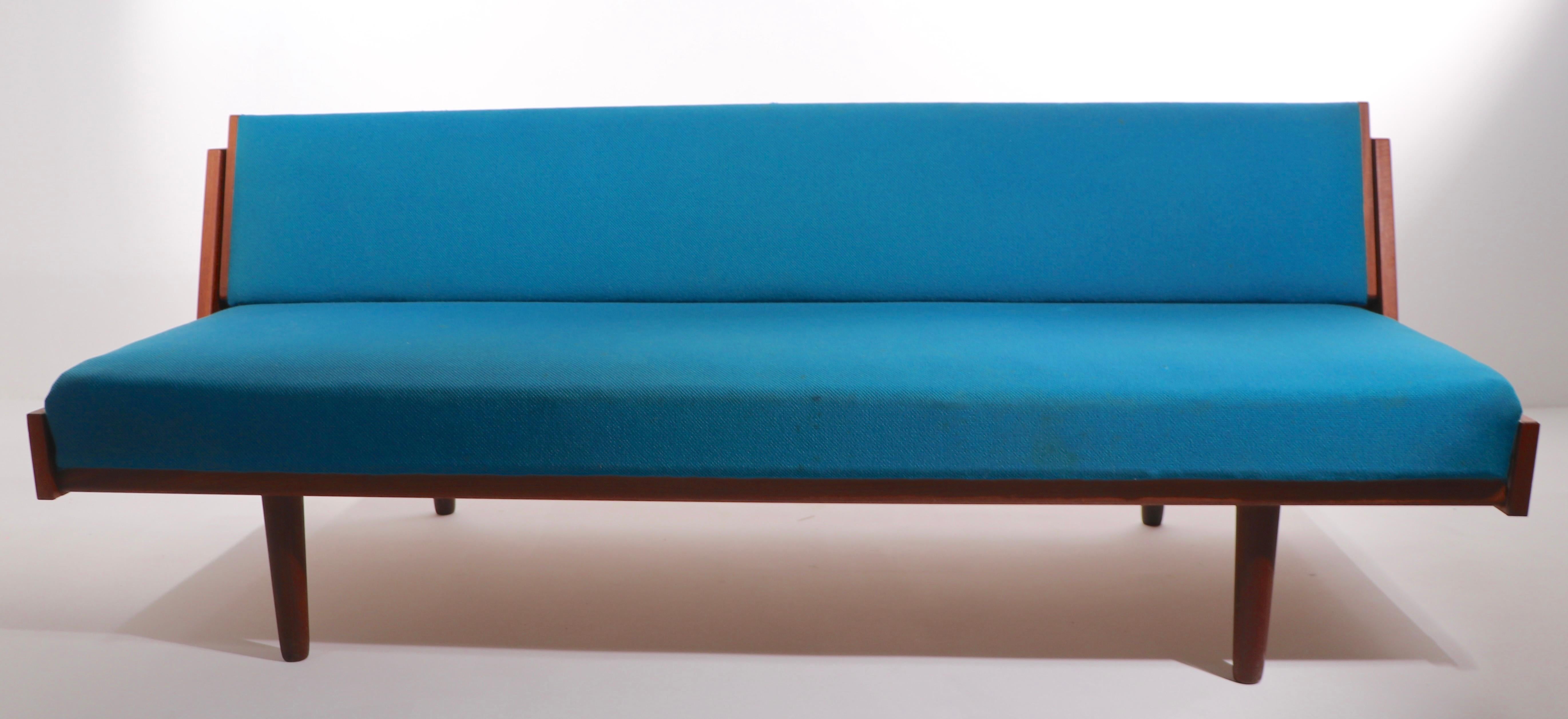 Danish Mid-Century Modern Daybed Sofa by Hans Wegner for Getma For Sale 4