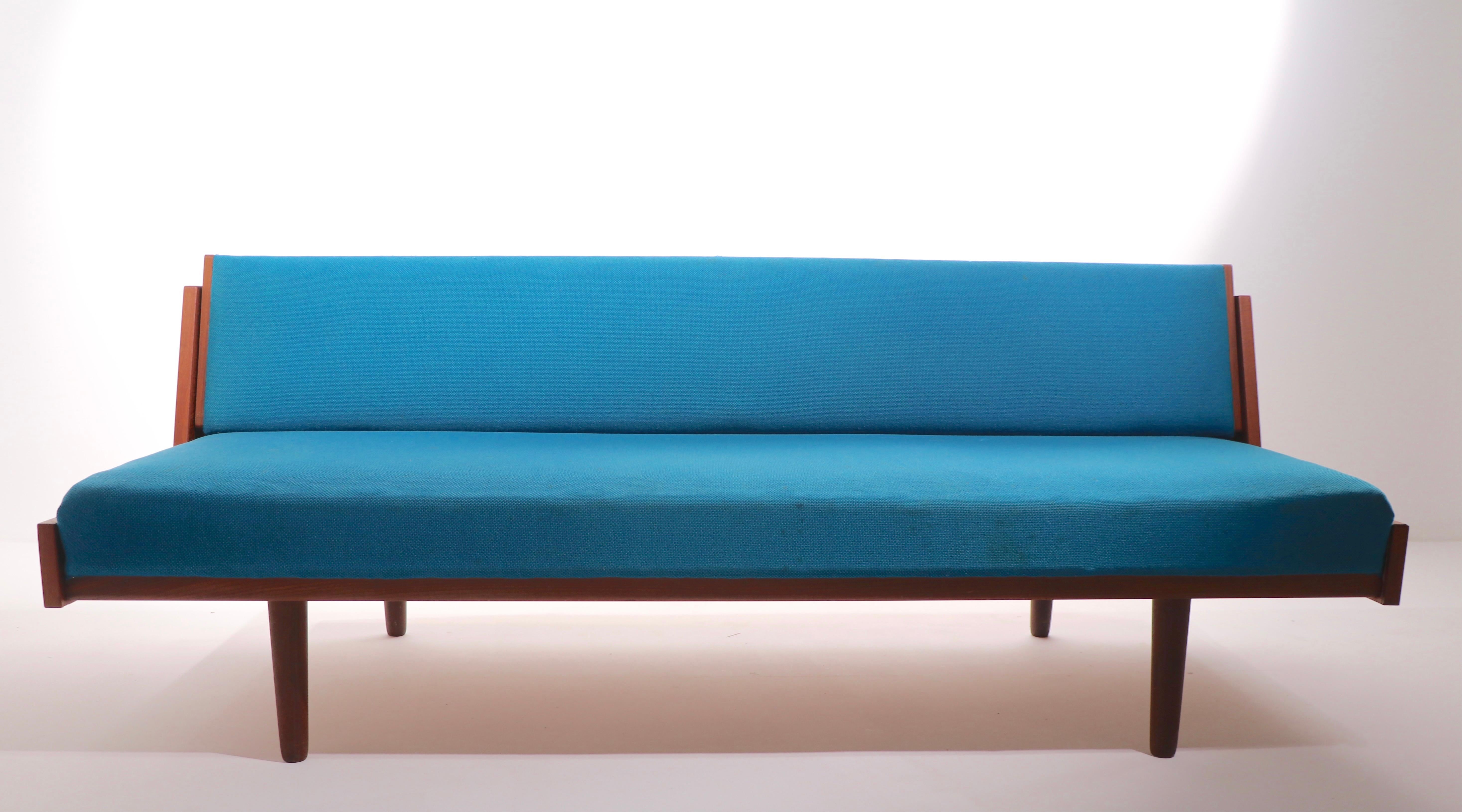 Lit de jour et canapé danois emblématique de la modernité du milieu du siècle - modèle GE- 258 conçu par Hans Wegner pour Getma. Cet exemple est en très bon état, en particulier le tissu présente de l'usure, des taches et une petite déchirure.
