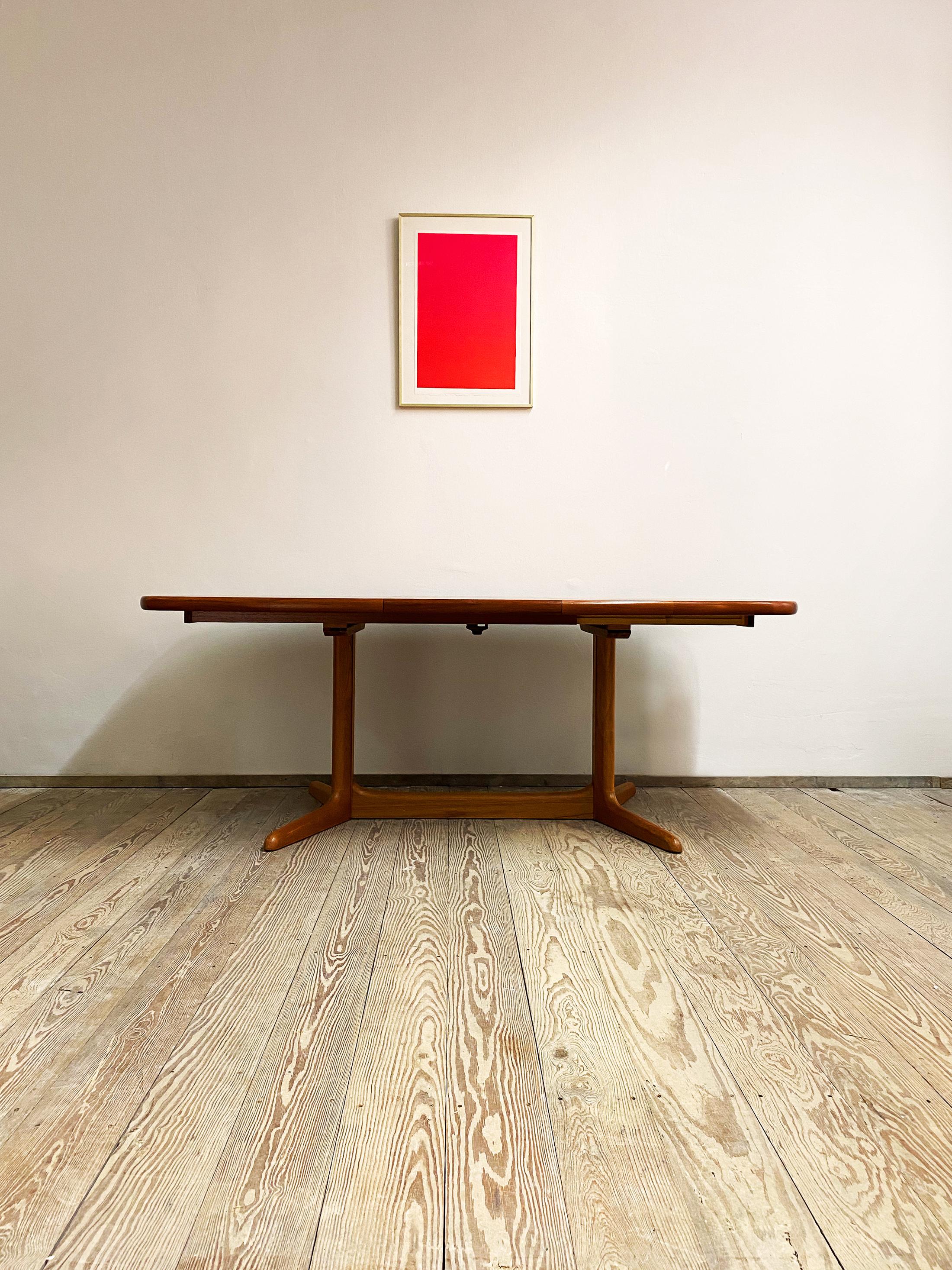 Danish Mid-Century Modern Design Ovale Teak Dining Table by Rasmus, Denmark In Good Condition In München, Bavaria